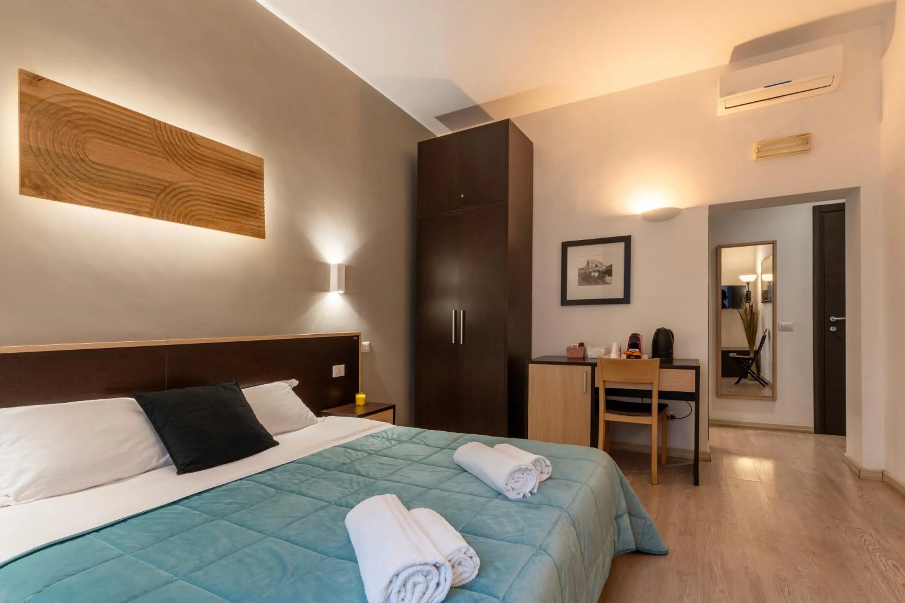 Photo of the whole room, Bed in Flowerome