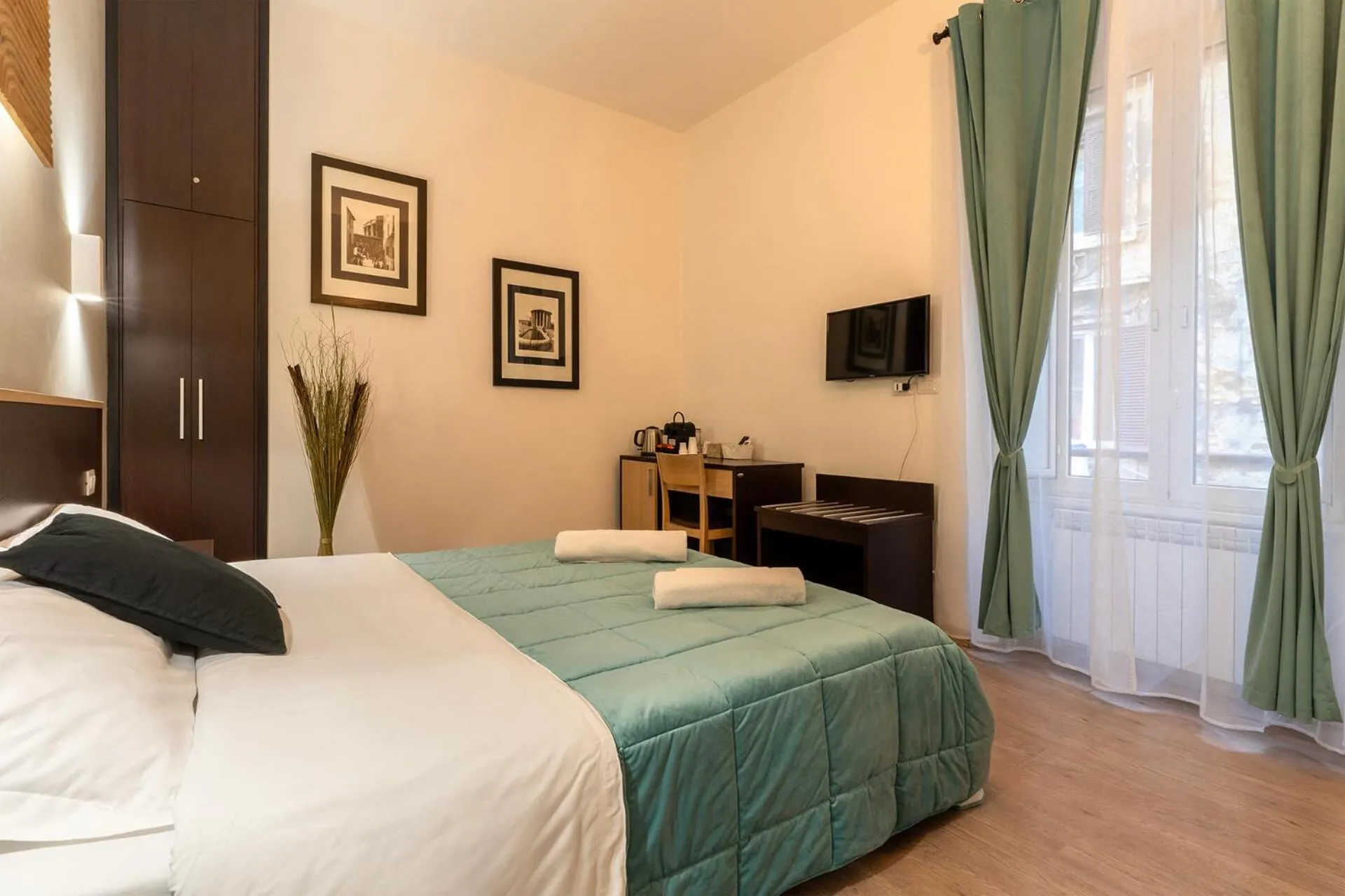 Photo of the whole room, Bed in Flowerome