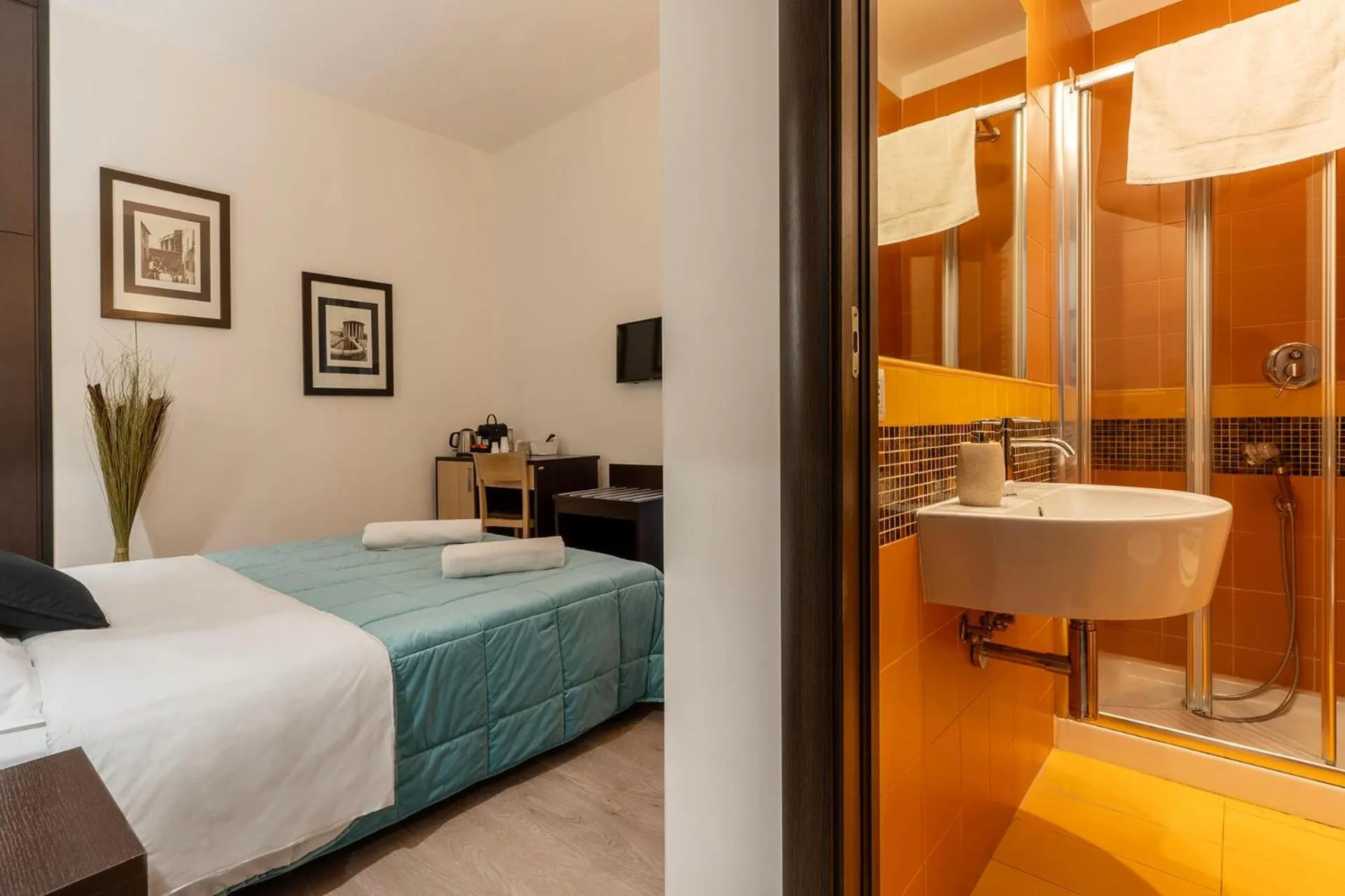 Bathroom, Bed in Flowerome