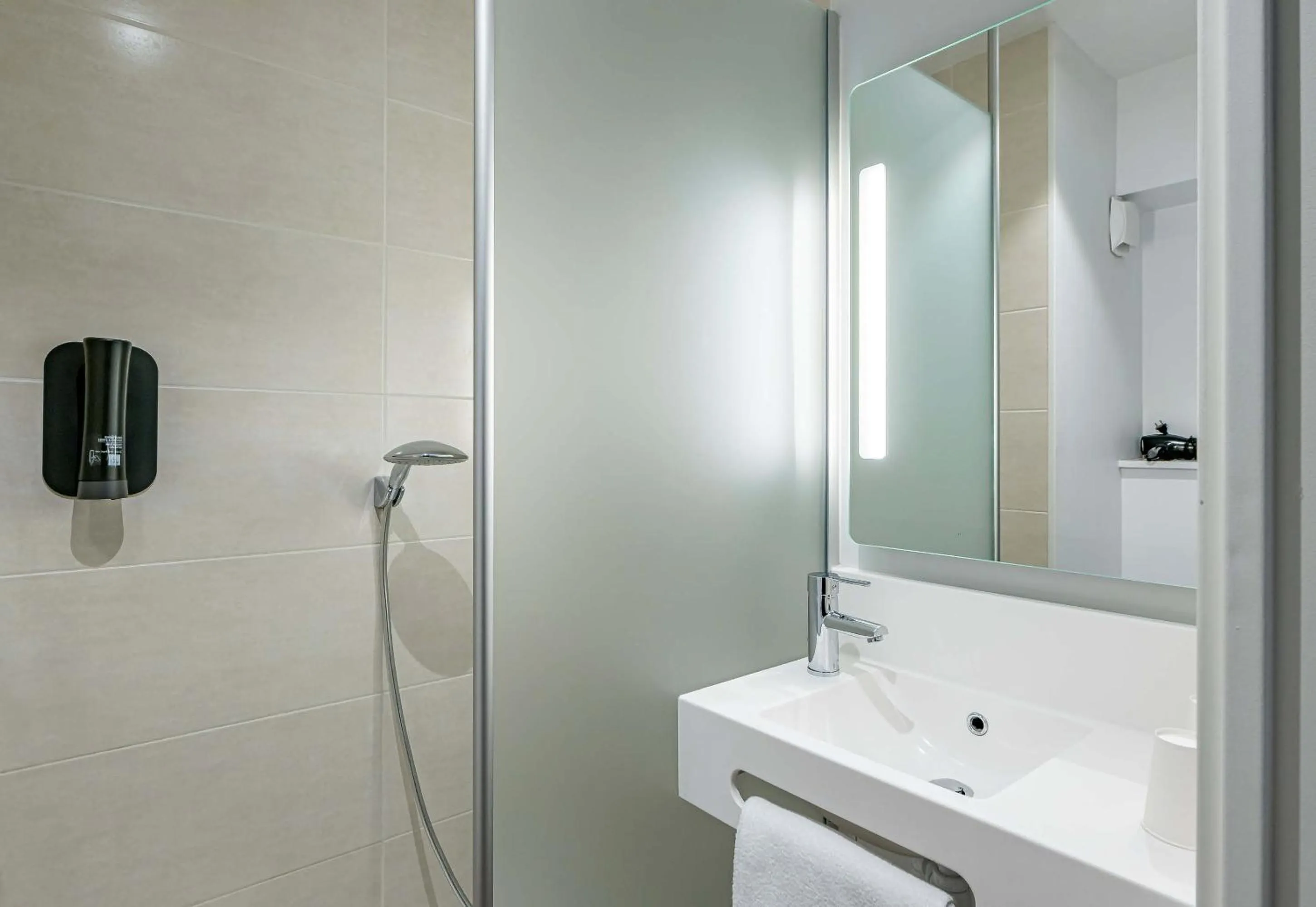 Bathroom in B&B HOTEL Bordeaux Centre Gare Saint-Jean