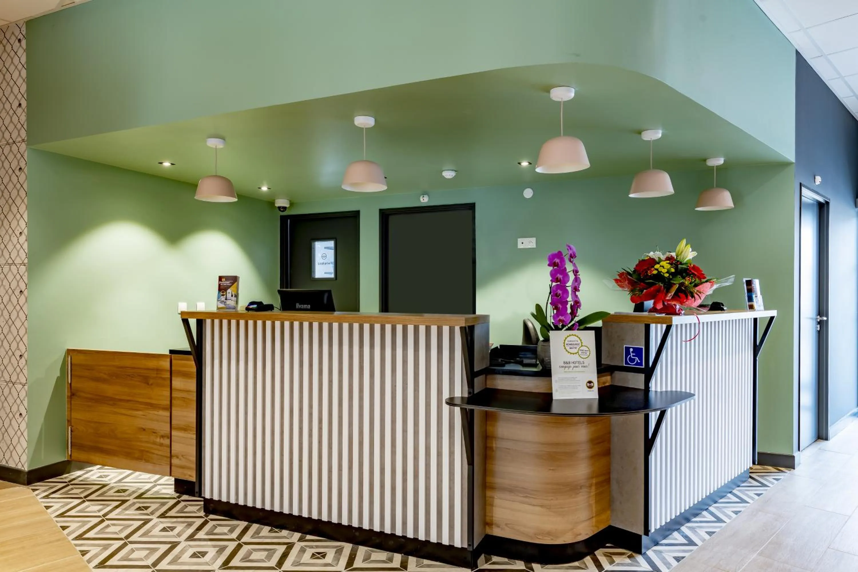 Lobby or reception in B&B HOTEL Bordeaux Centre Gare Saint-Jean