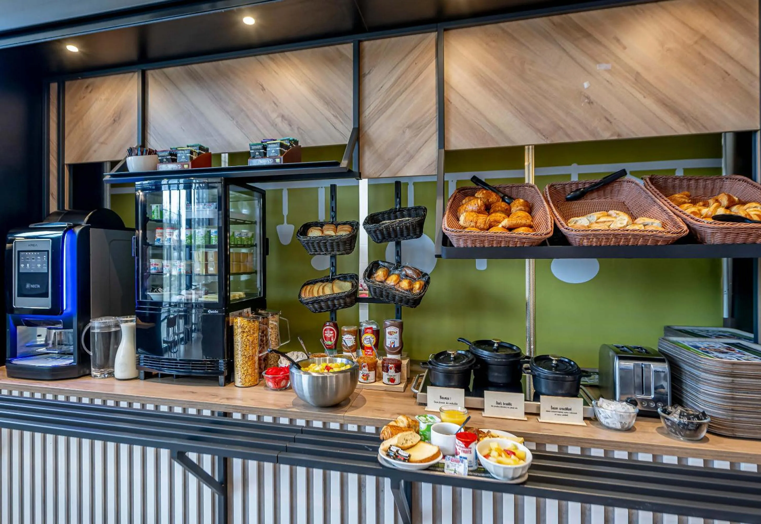 Buffet breakfast in B&B HOTEL Bordeaux Centre Gare Saint-Jean