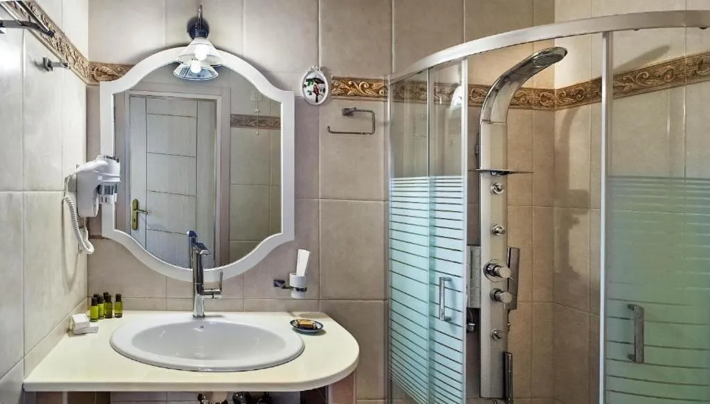 Shower in Gioraldi Art Hotel