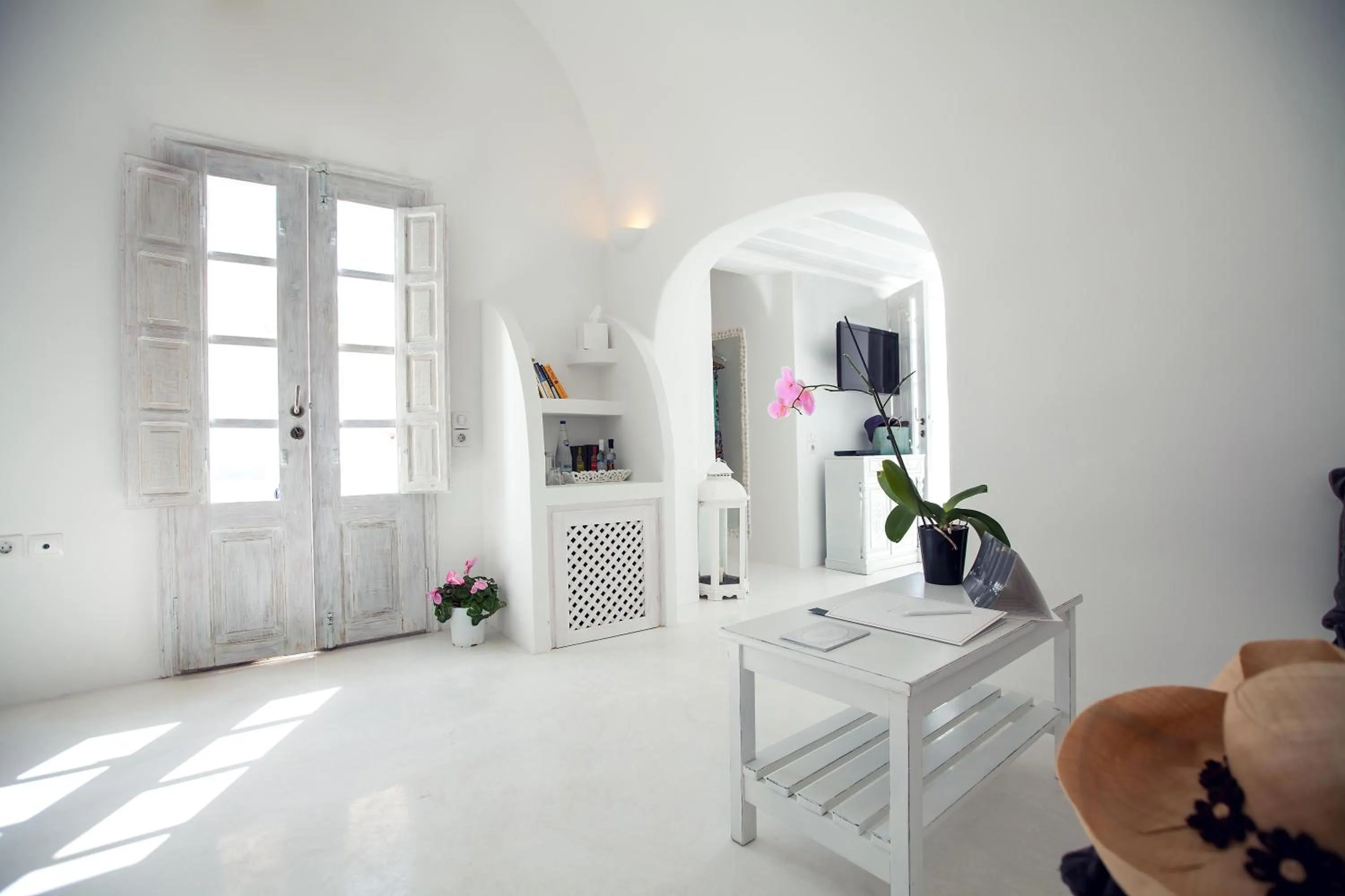 Photo of the whole room in Alta Mare by Andronis