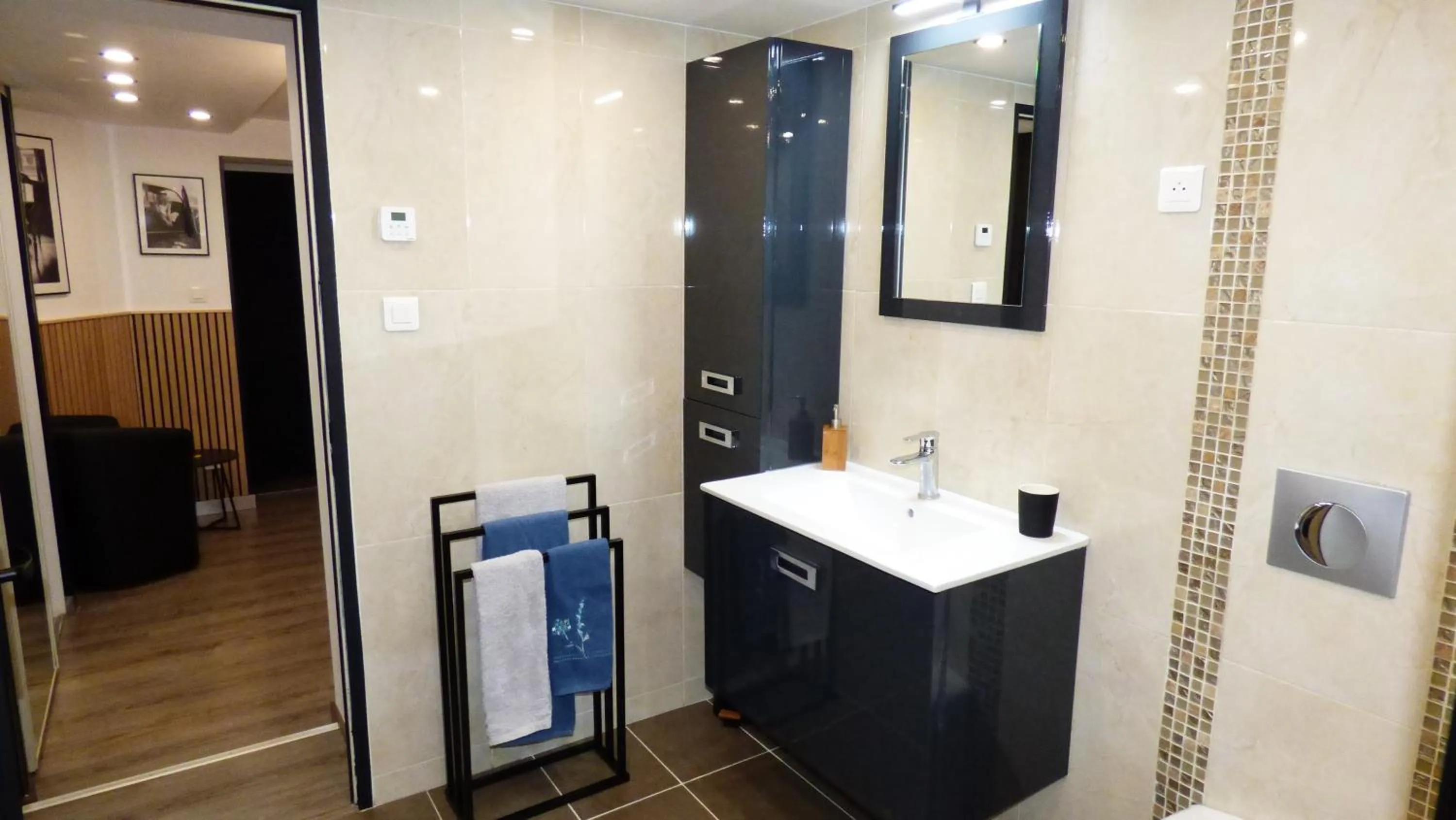 Shower in La Colline aux Yeux Doubs