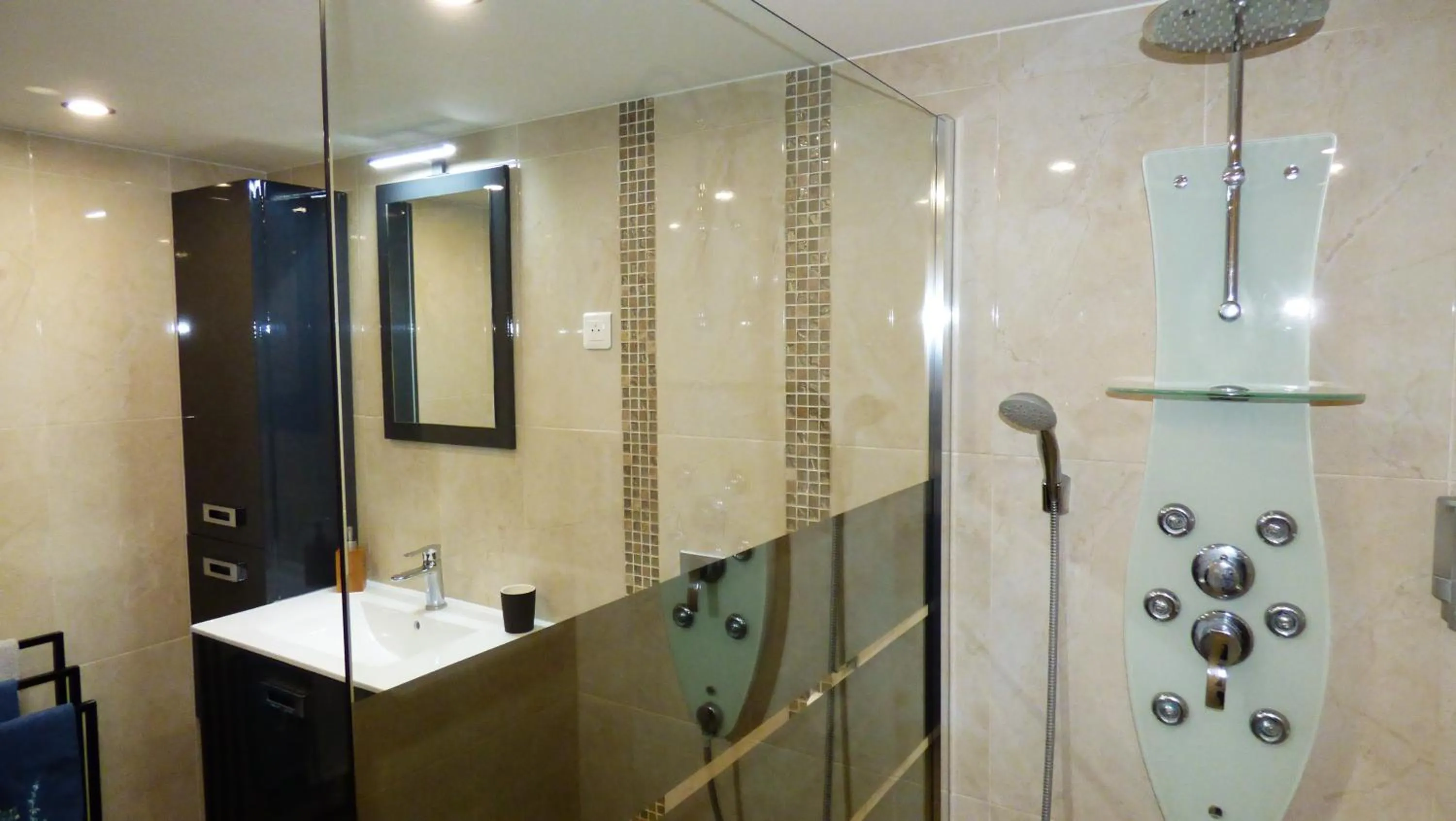 Shower in La Colline aux Yeux Doubs