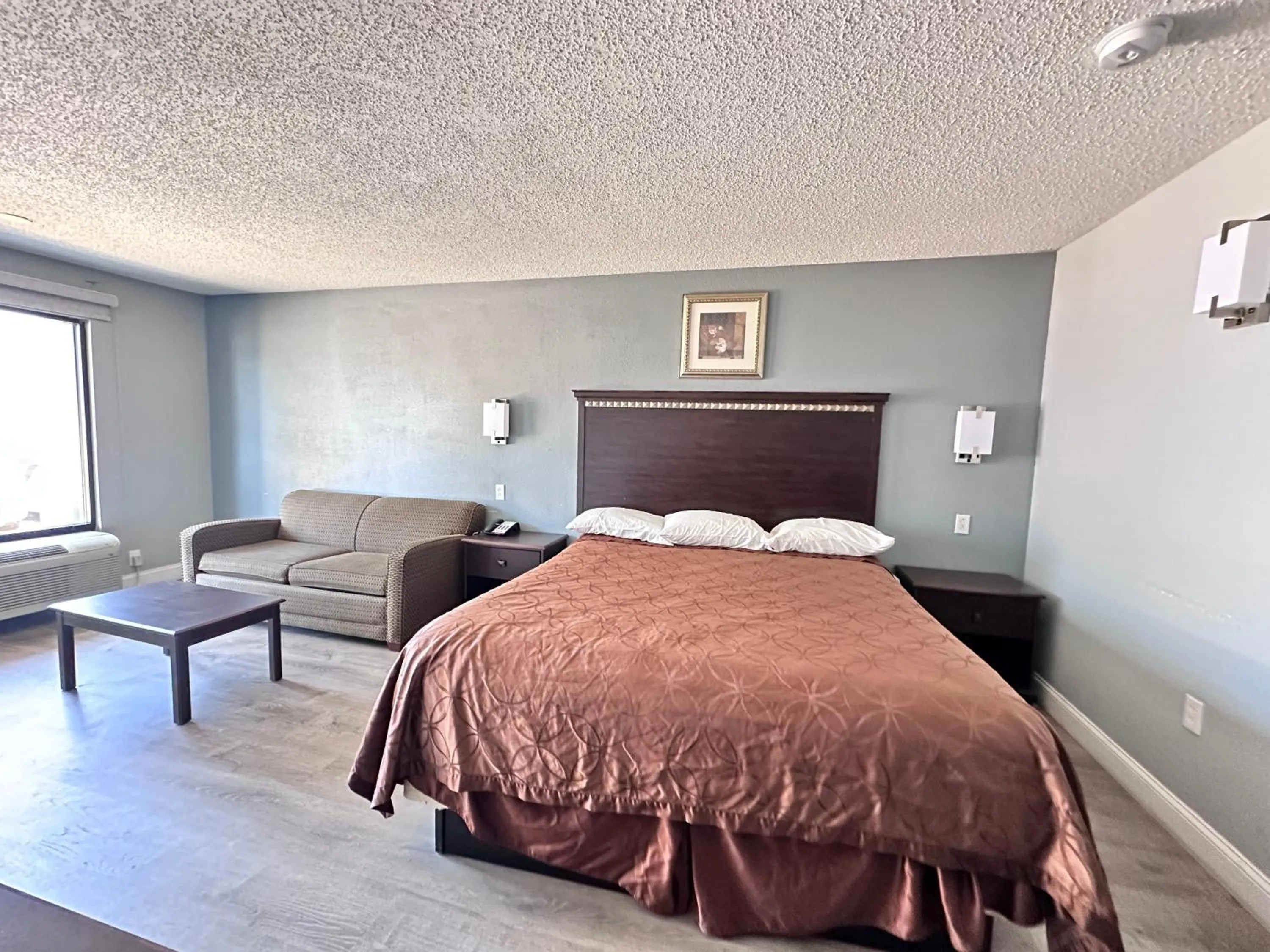 Bed in Knights Inn Ruther Glen