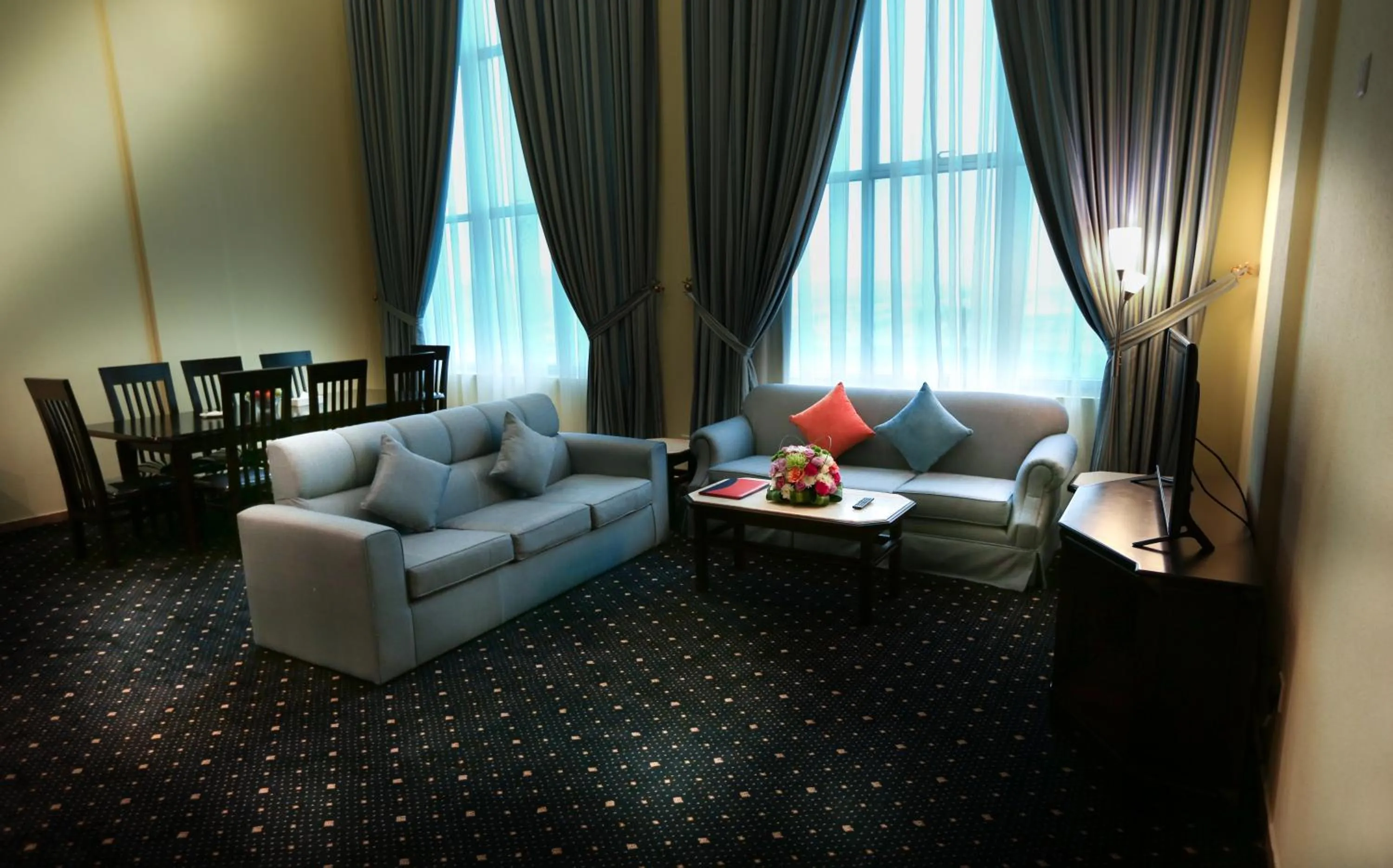 Living room in Howard Johnson Dammam Hotel
