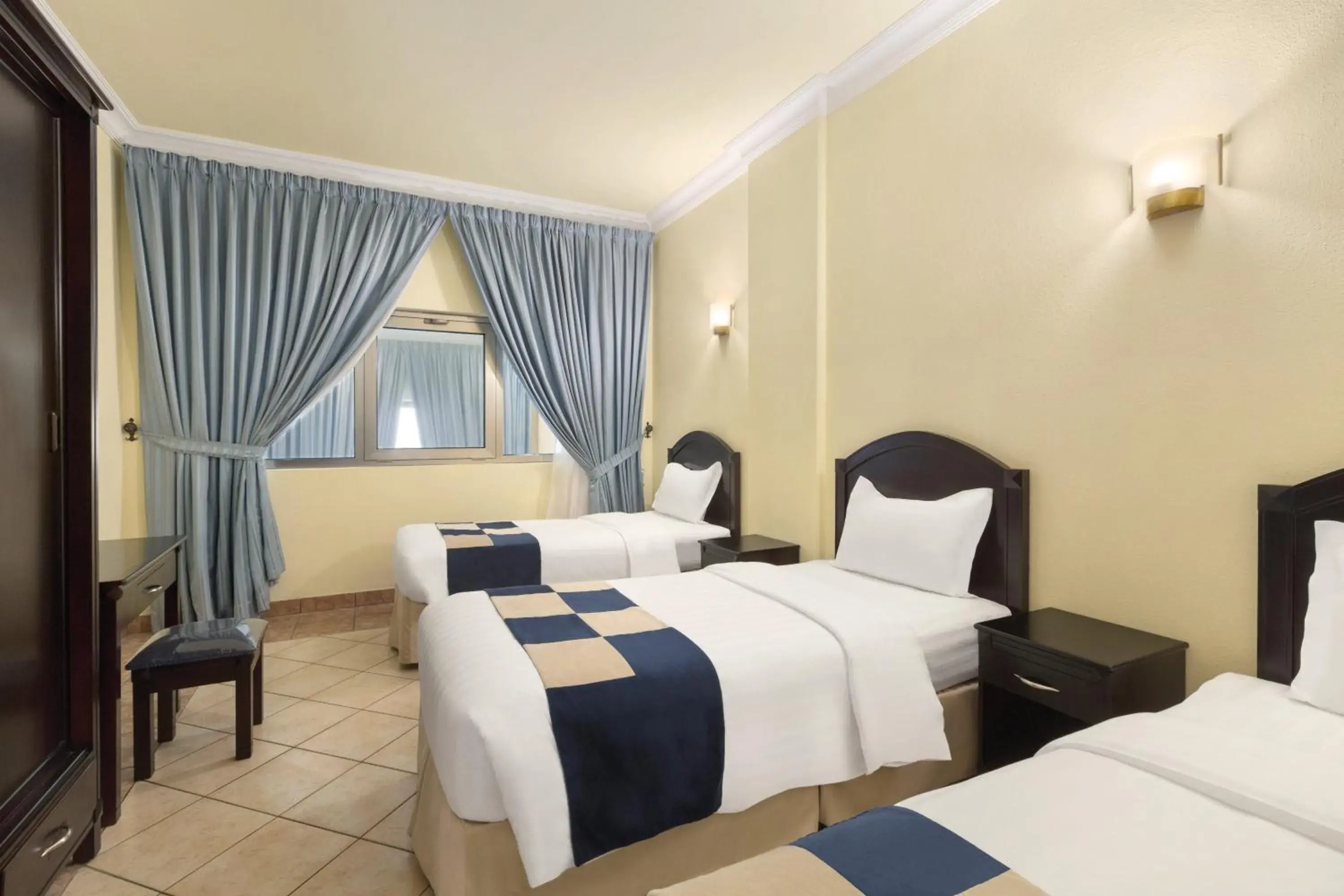 Duplex Room with One King and Two Twin Beds - Sea View/Non-Smoking in Howard Johnson Dammam Hotel Duplex Room with One King and Two Twin Beds - Sea View/Non-Smoking in Howard Johnson Dammam Hotel
