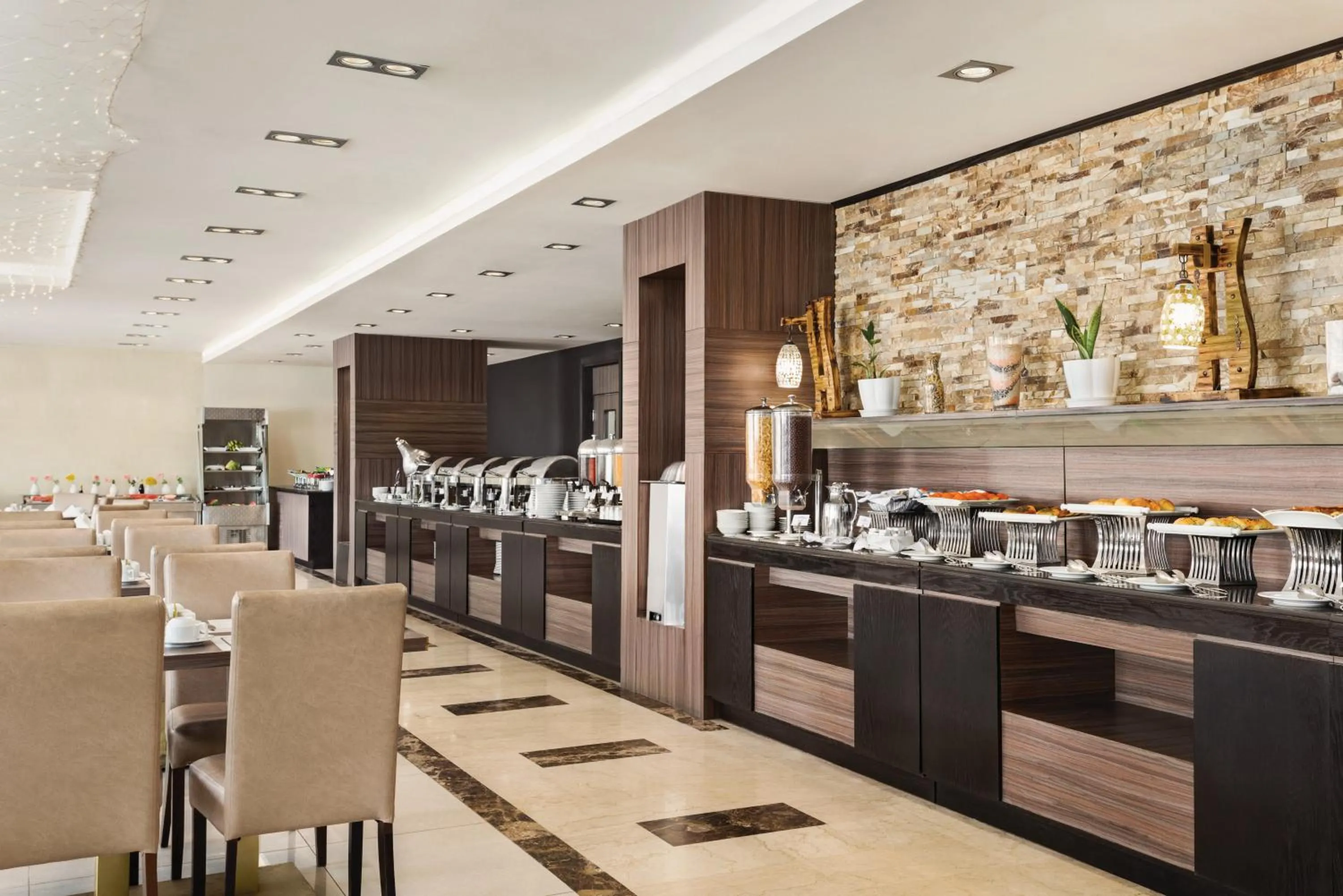 Restaurant/places to eat in Howard Johnson Dammam Hotel