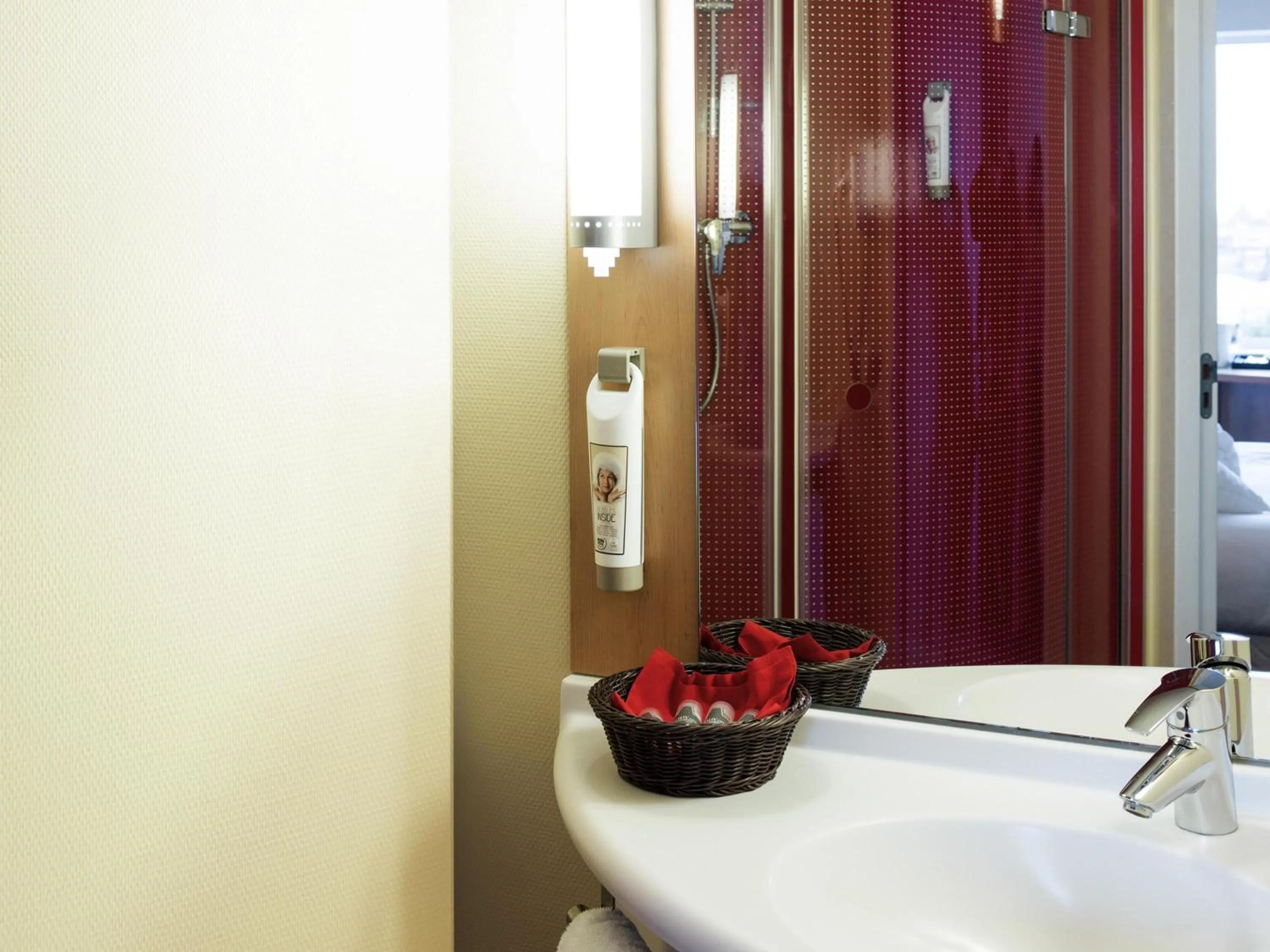 Bedroom in ibis Leiden Centre