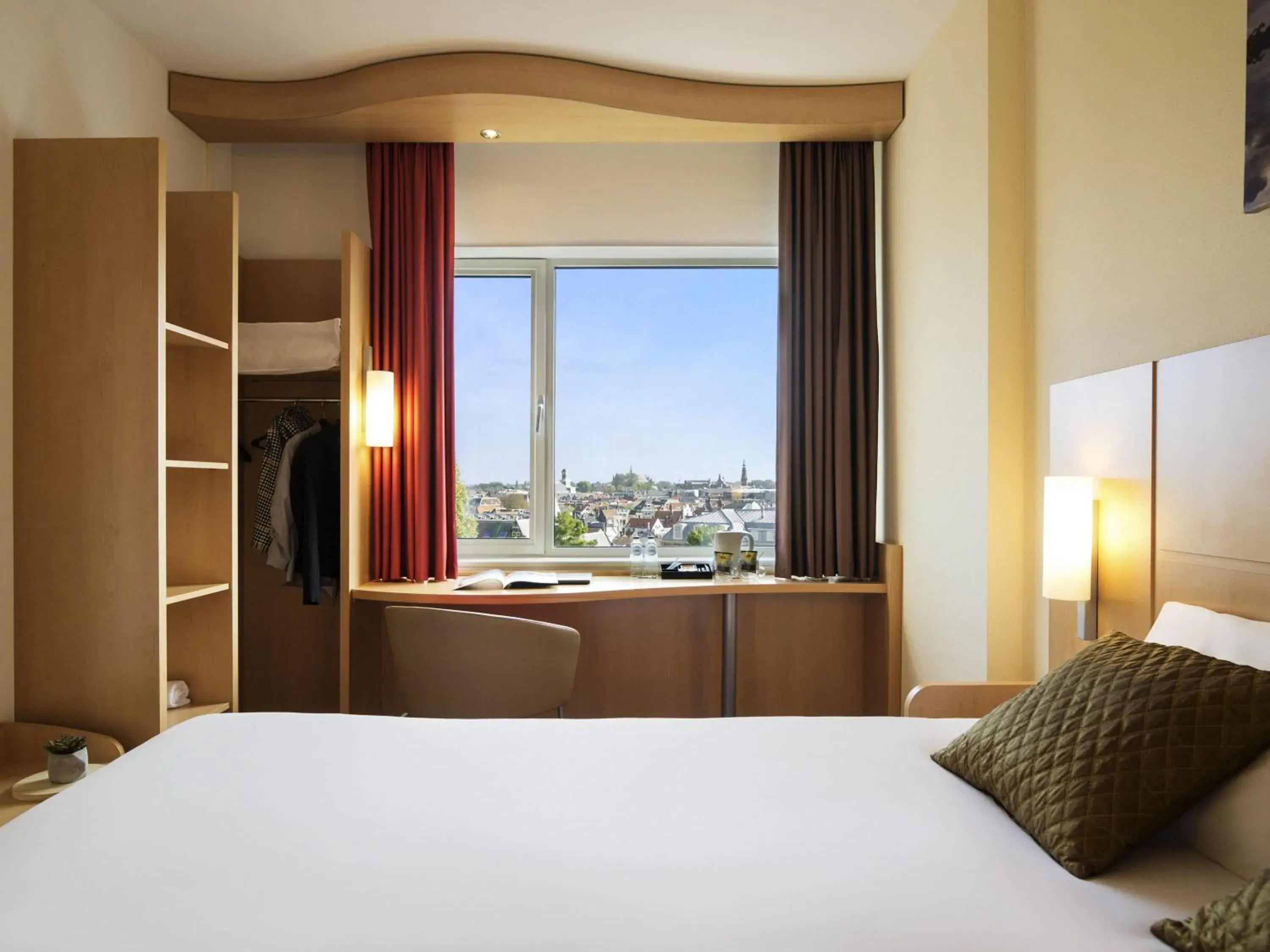 Deluxe Double Room in ibis Leiden Centre Deluxe Double Room in ibis Leiden Centre