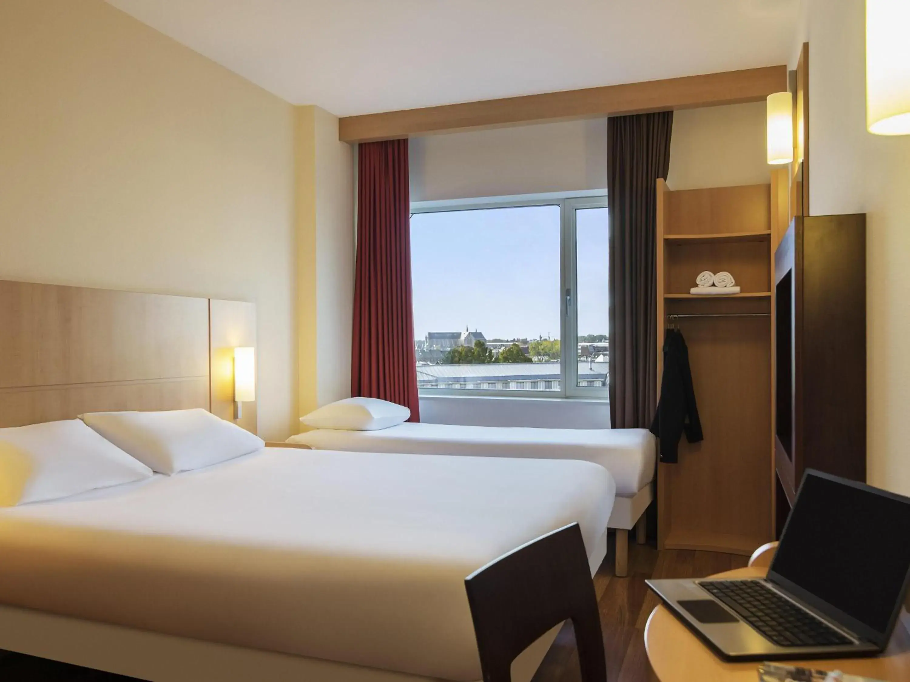 Standard Triple Room in ibis Leiden Centre Standard Triple Room in ibis Leiden Centre