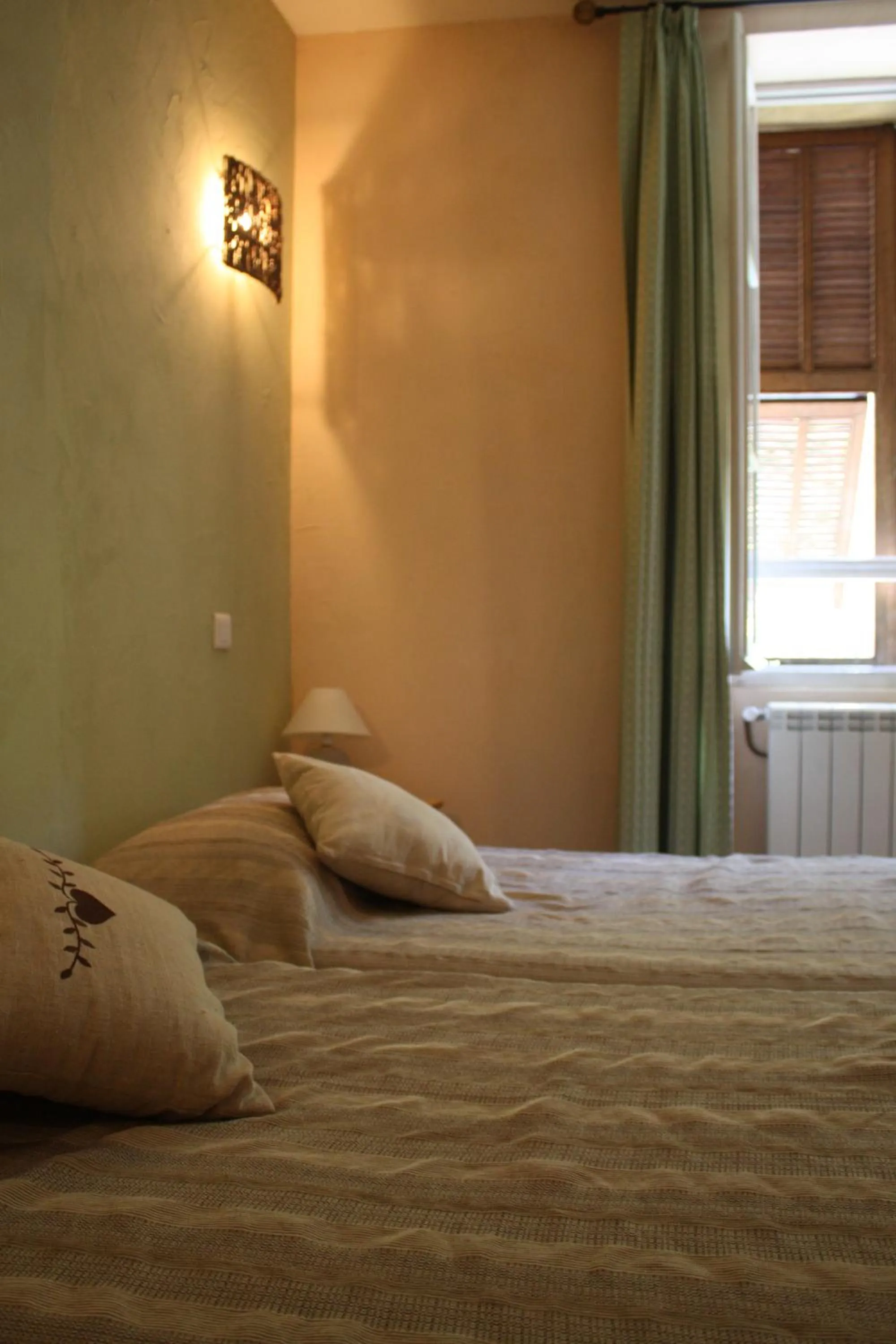 Bed in Hôtel de Valdeblore