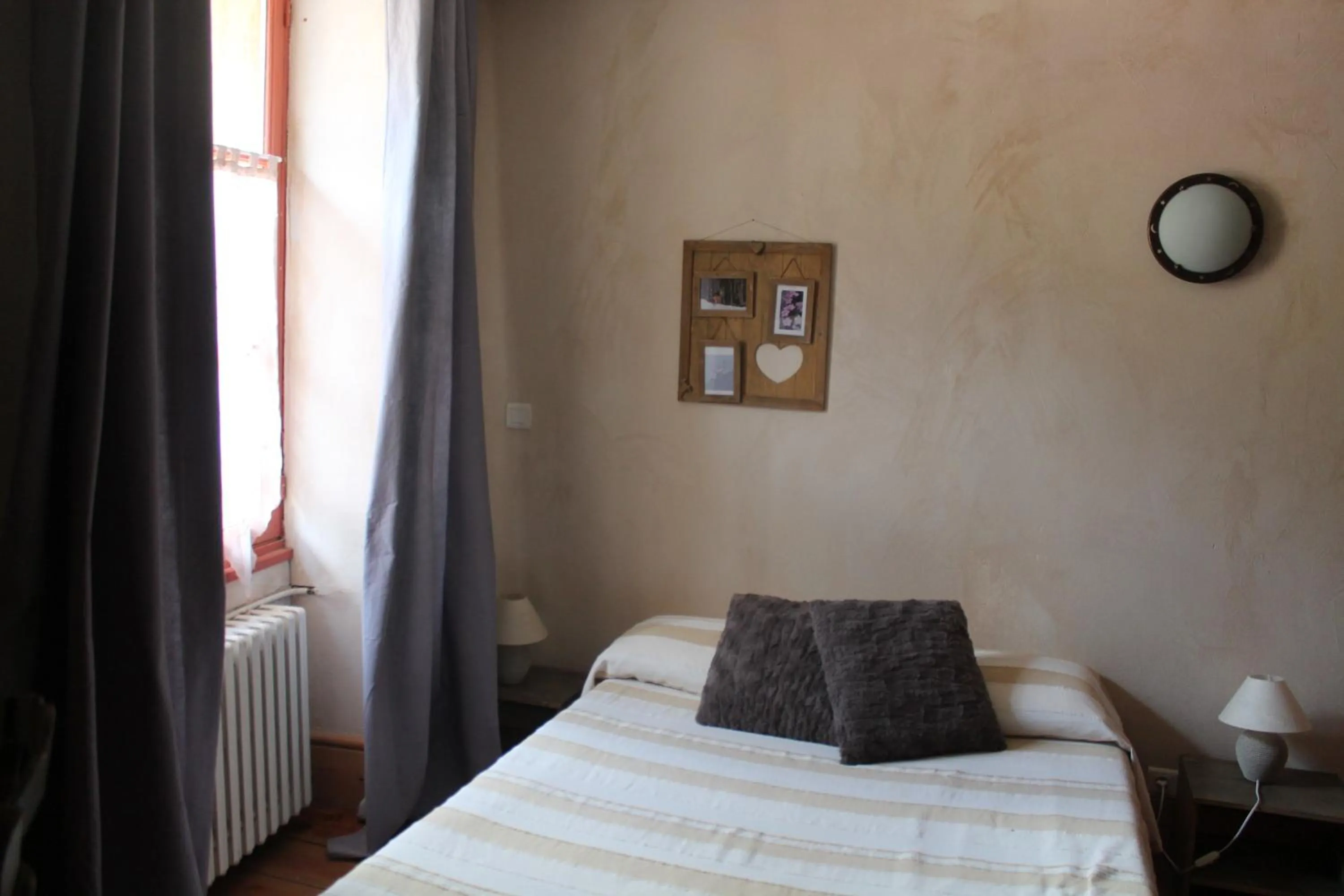 Bed in Hôtel de Valdeblore