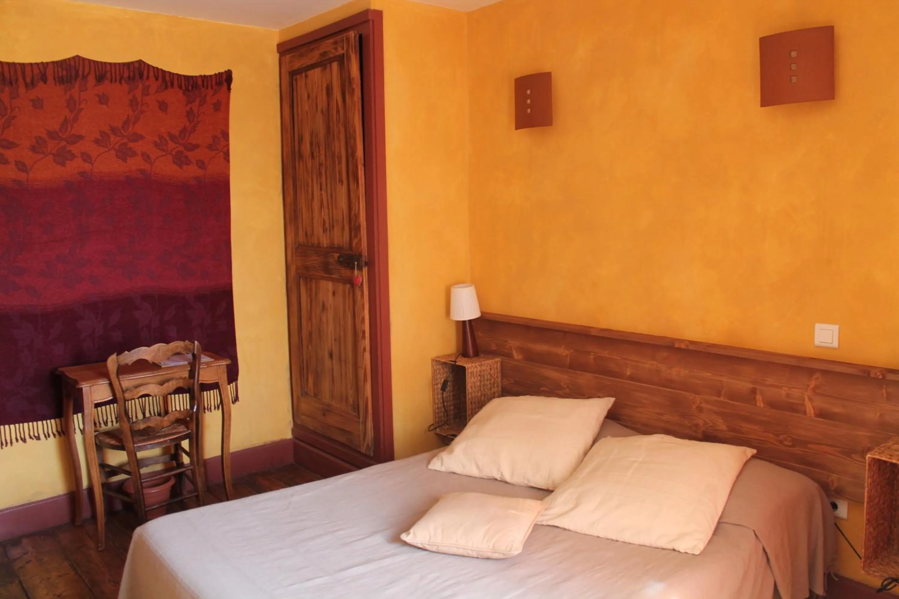 Bed in Hôtel de Valdeblore