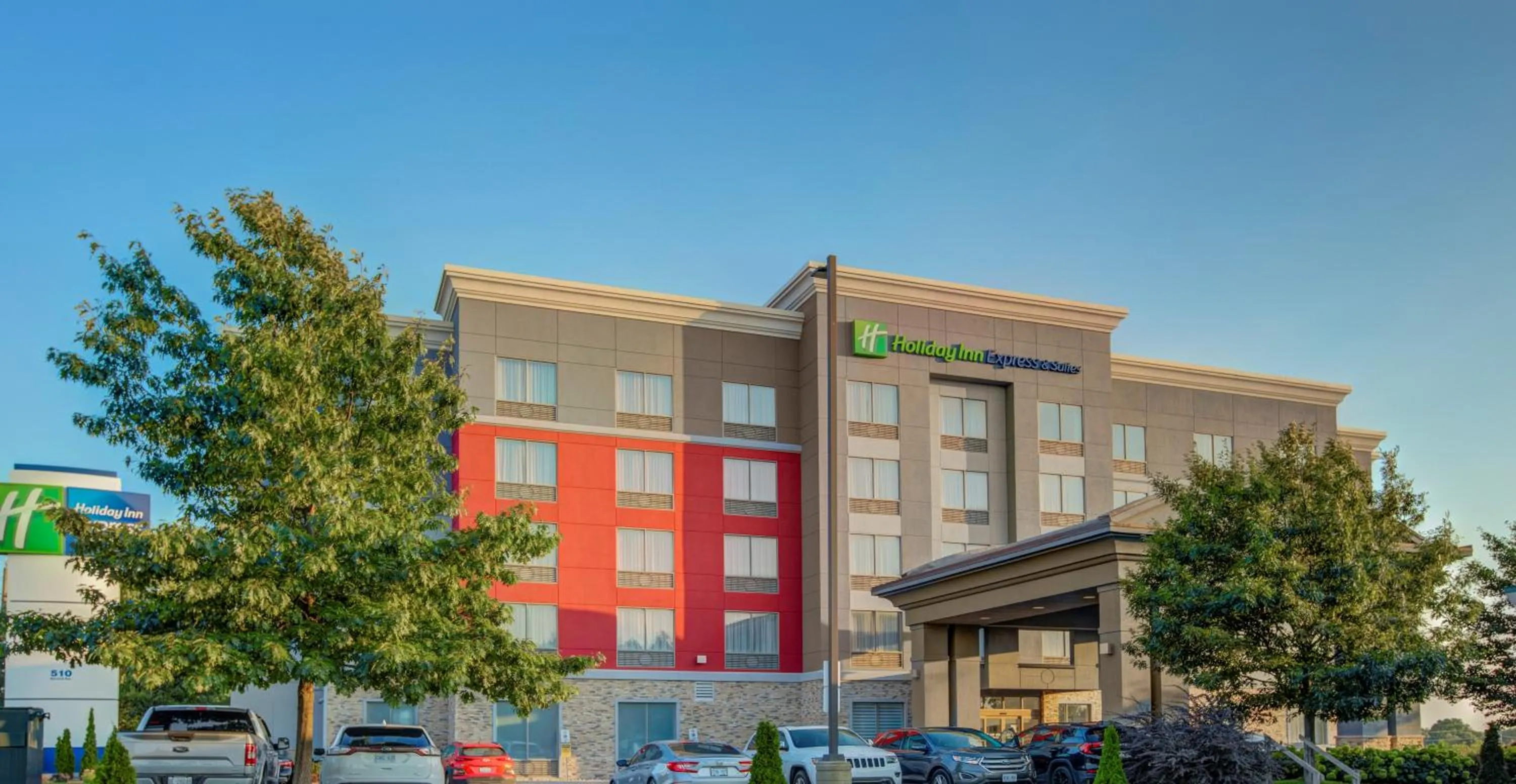 Property building in Holiday Inn Express & Suites - Woodstock, ON CANADA
