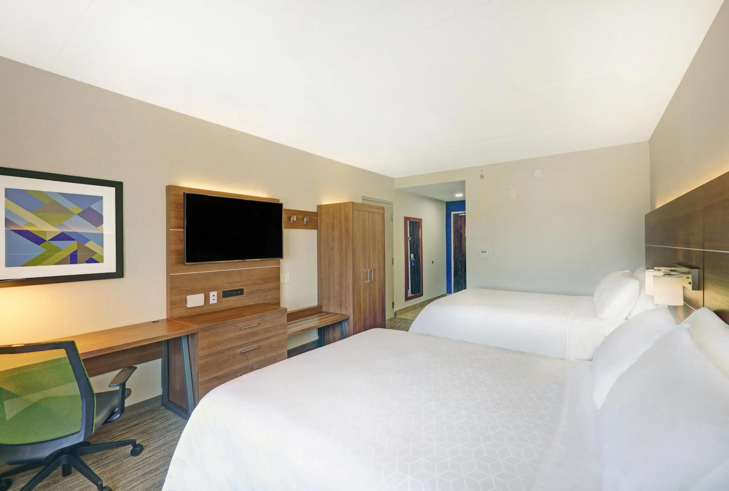 Photo of the whole room, Bed in Holiday Inn Express & Suites - Woodstock, ON CANADA