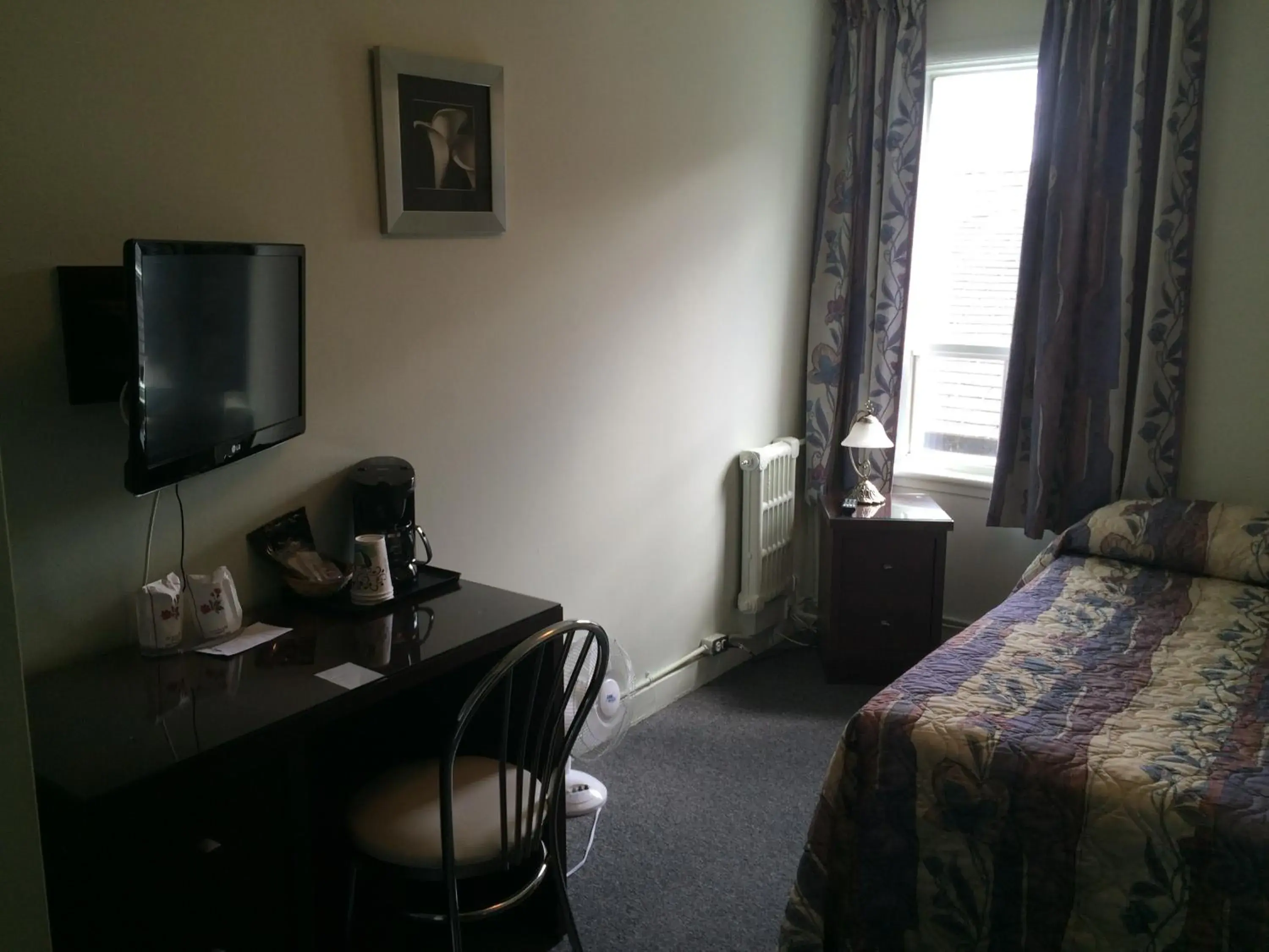 Budget Double Room with Shared Bathroom in Auberge Centre Ville Budget Double Room with Shared Bathroom in Auberge Centre Ville