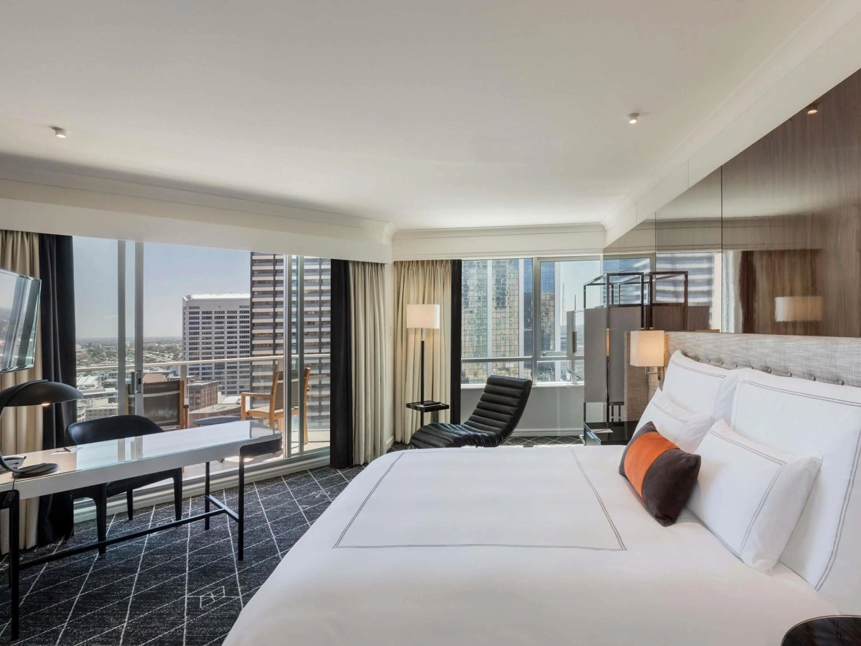Property building, Bed in Swissotel Sydney