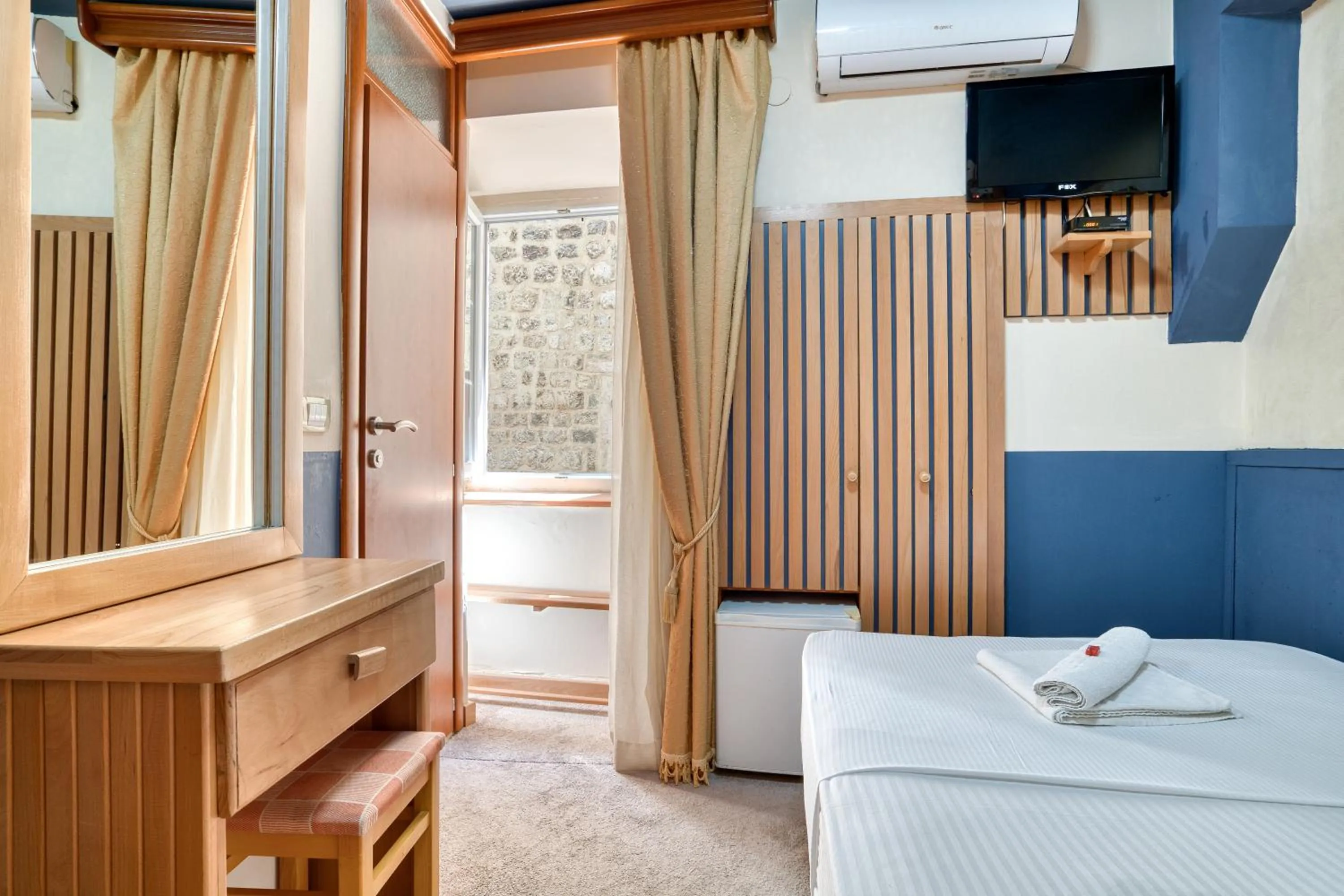 View (from property/room), Bed in Hotel Rendez Vous