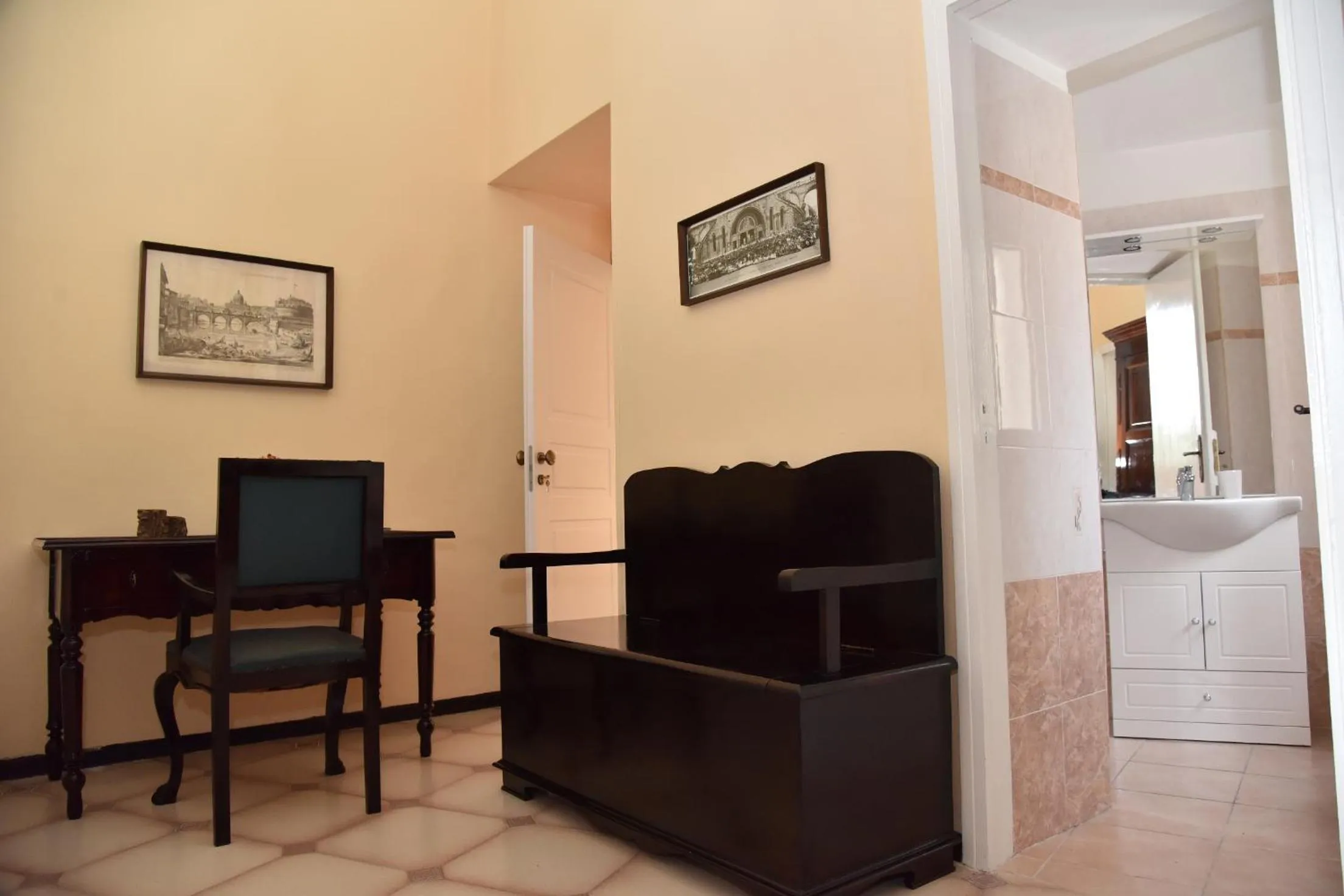 Decorative detail in Rosaria Suite & Rooms