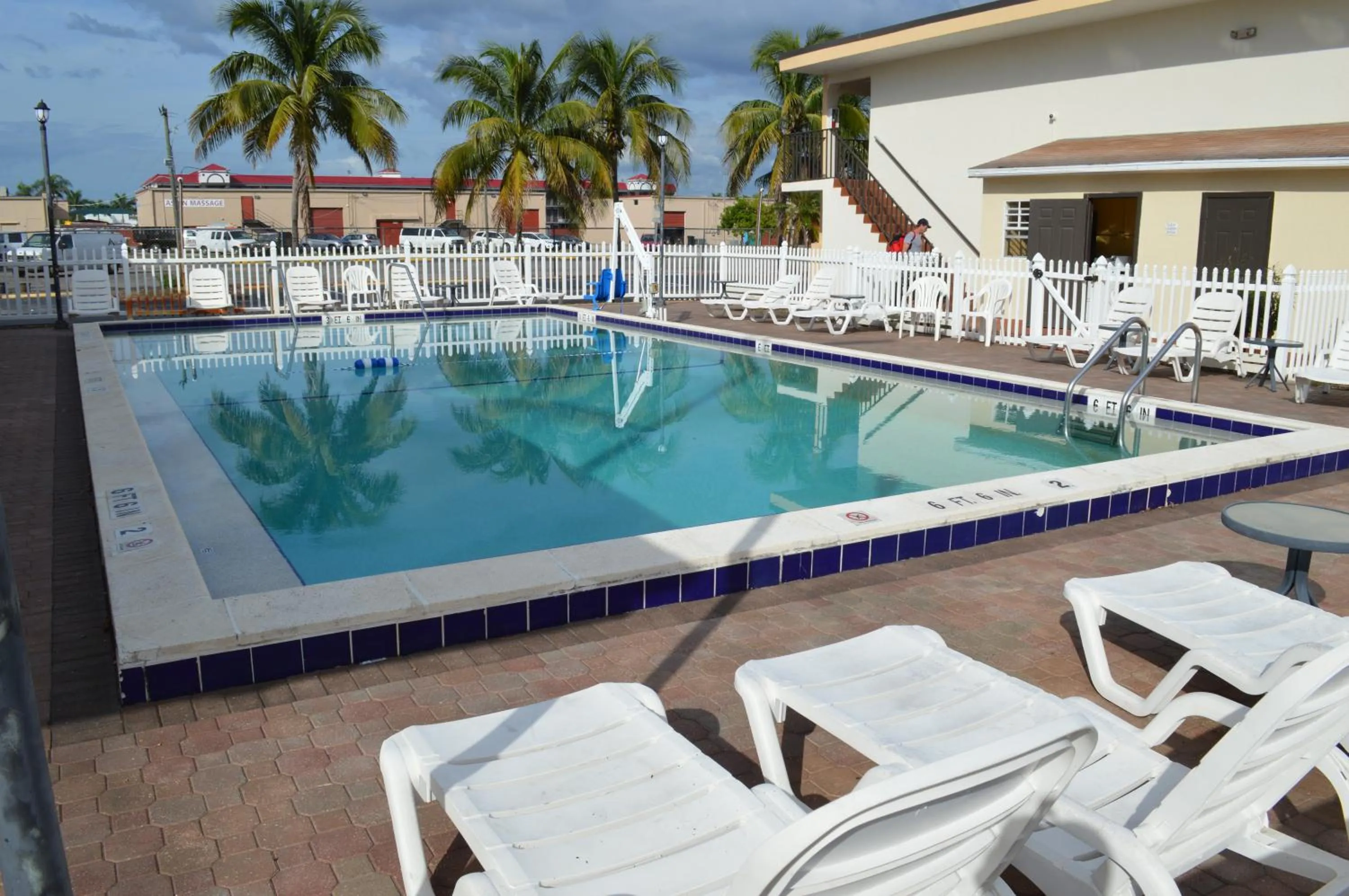 Swimming pool in Americas Best Value Inn Fort Myers