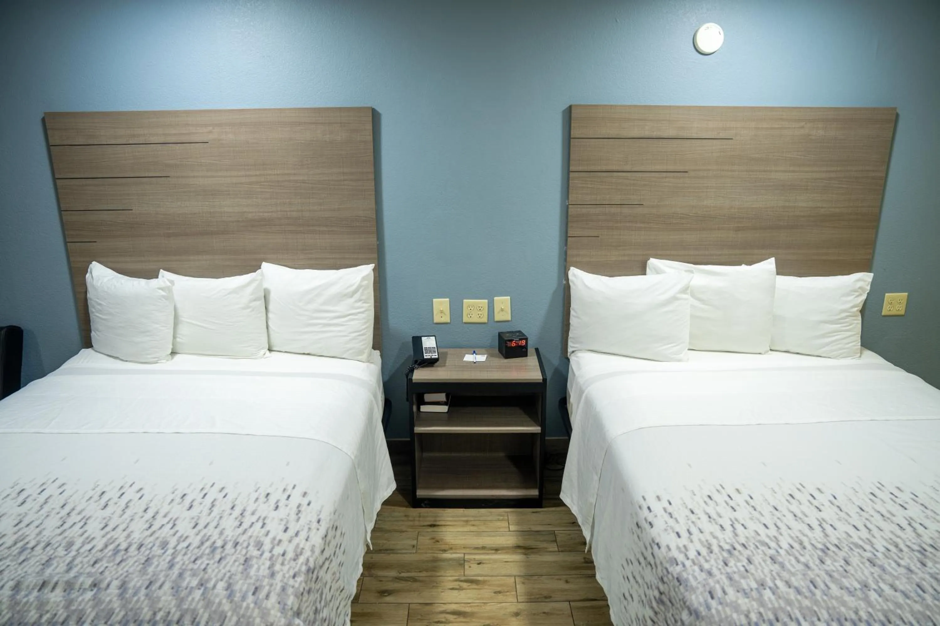 Bed in Americas Best Value Inn Fort Myers