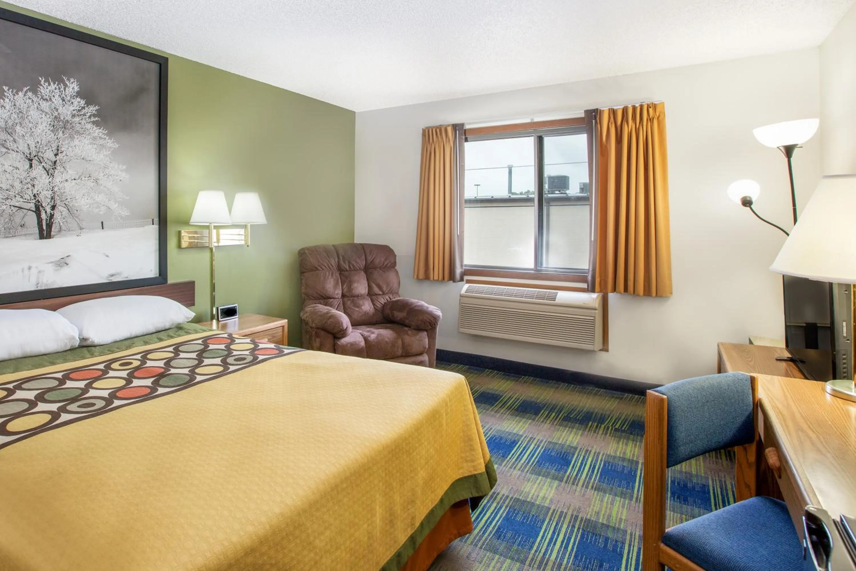 Seating area, Bed in Super 8 by Wyndham Columbus