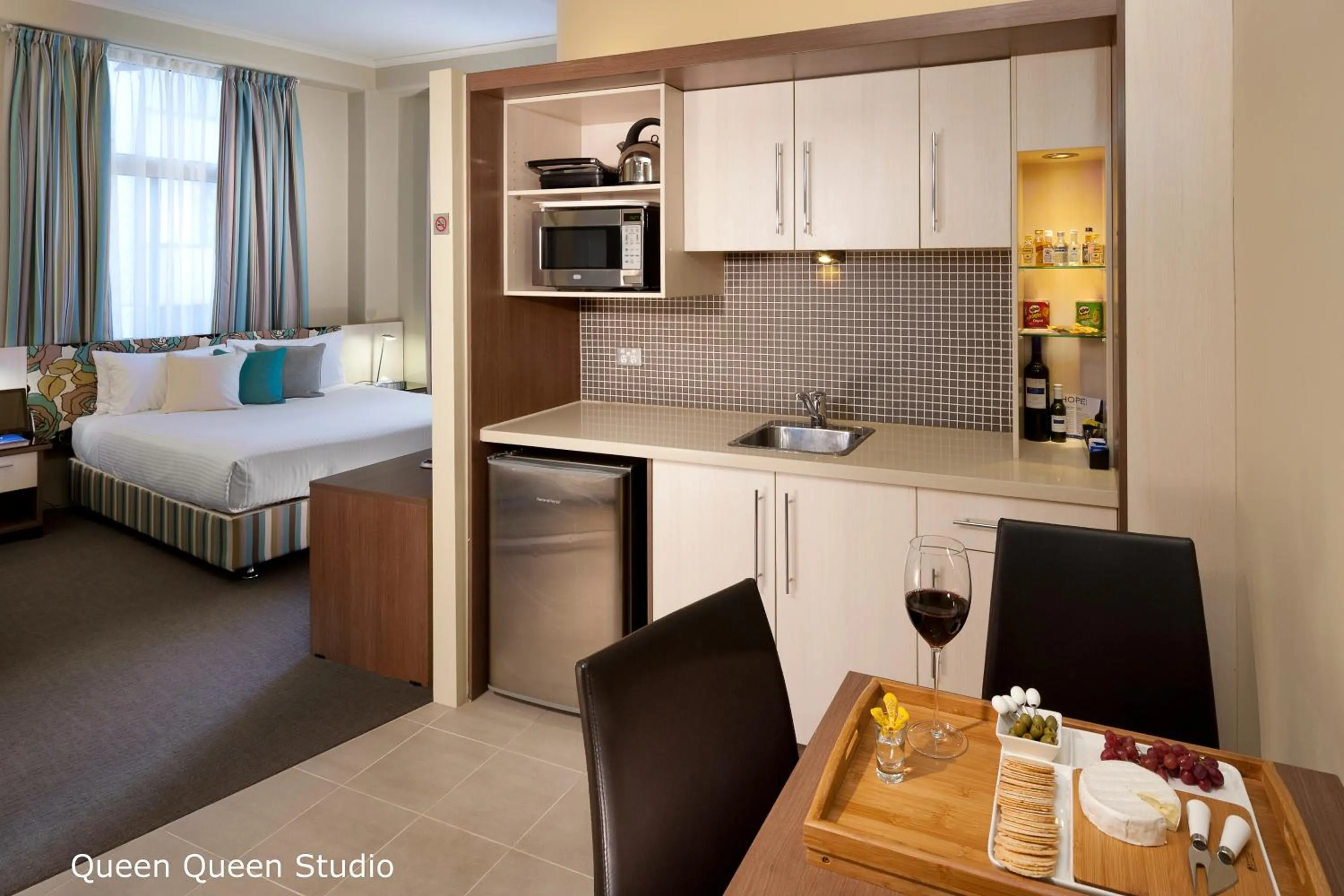 Kitchen or kitchenette, Bed in Best Western Plus Hotel Stellar
