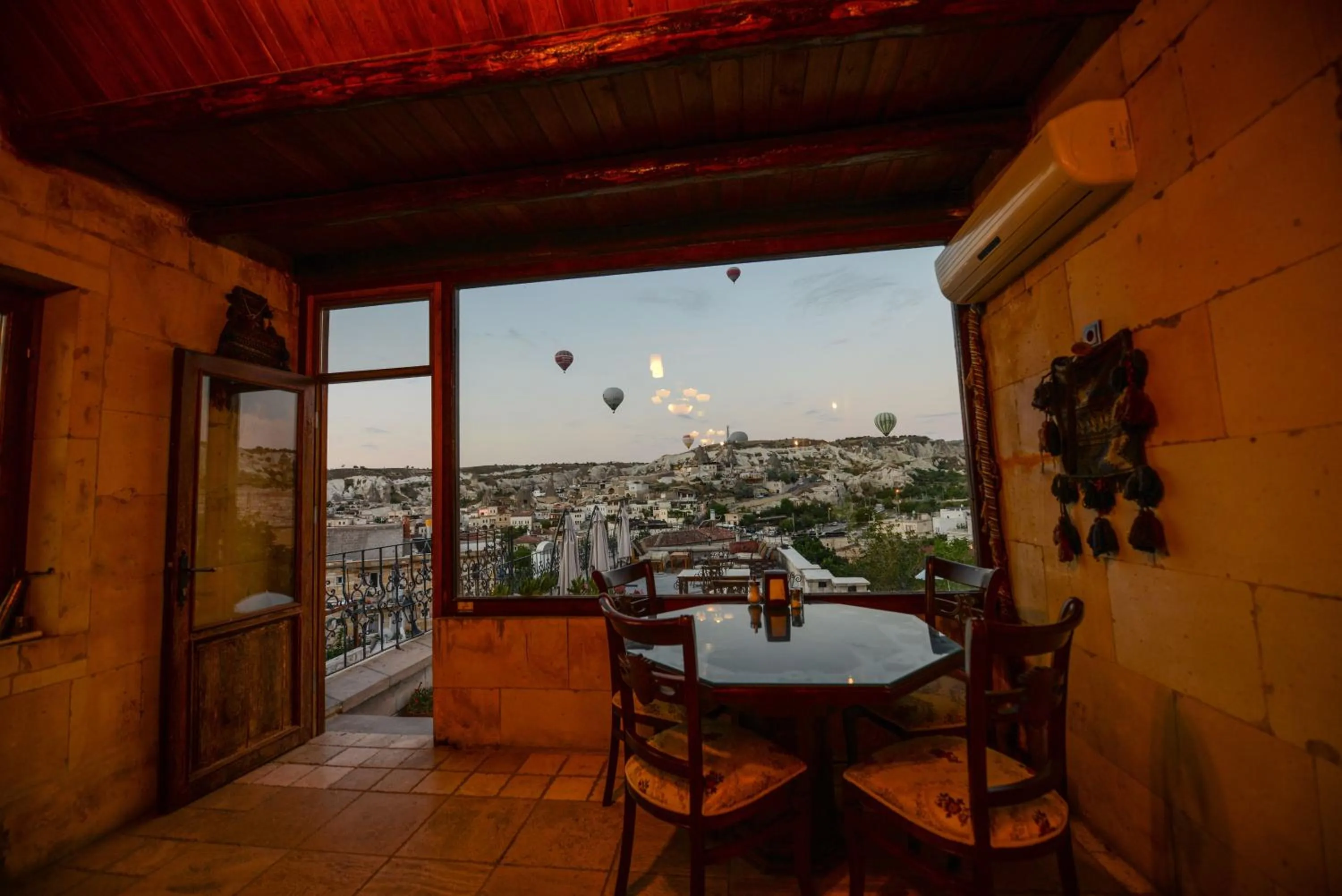 Restaurant/places to eat in Vineyard Cave Hotel