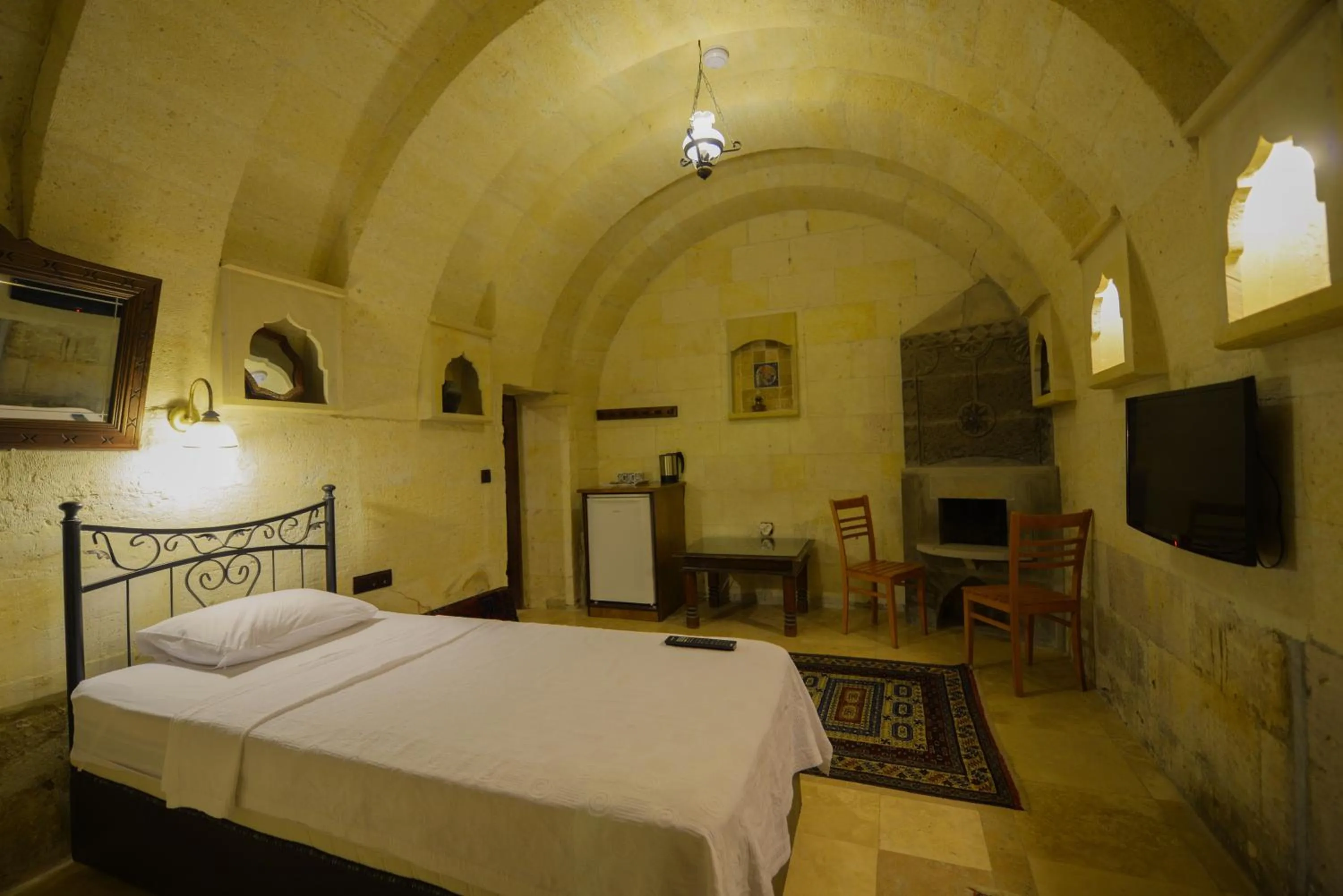 TV and multimedia, Bed in Vineyard Cave Hotel