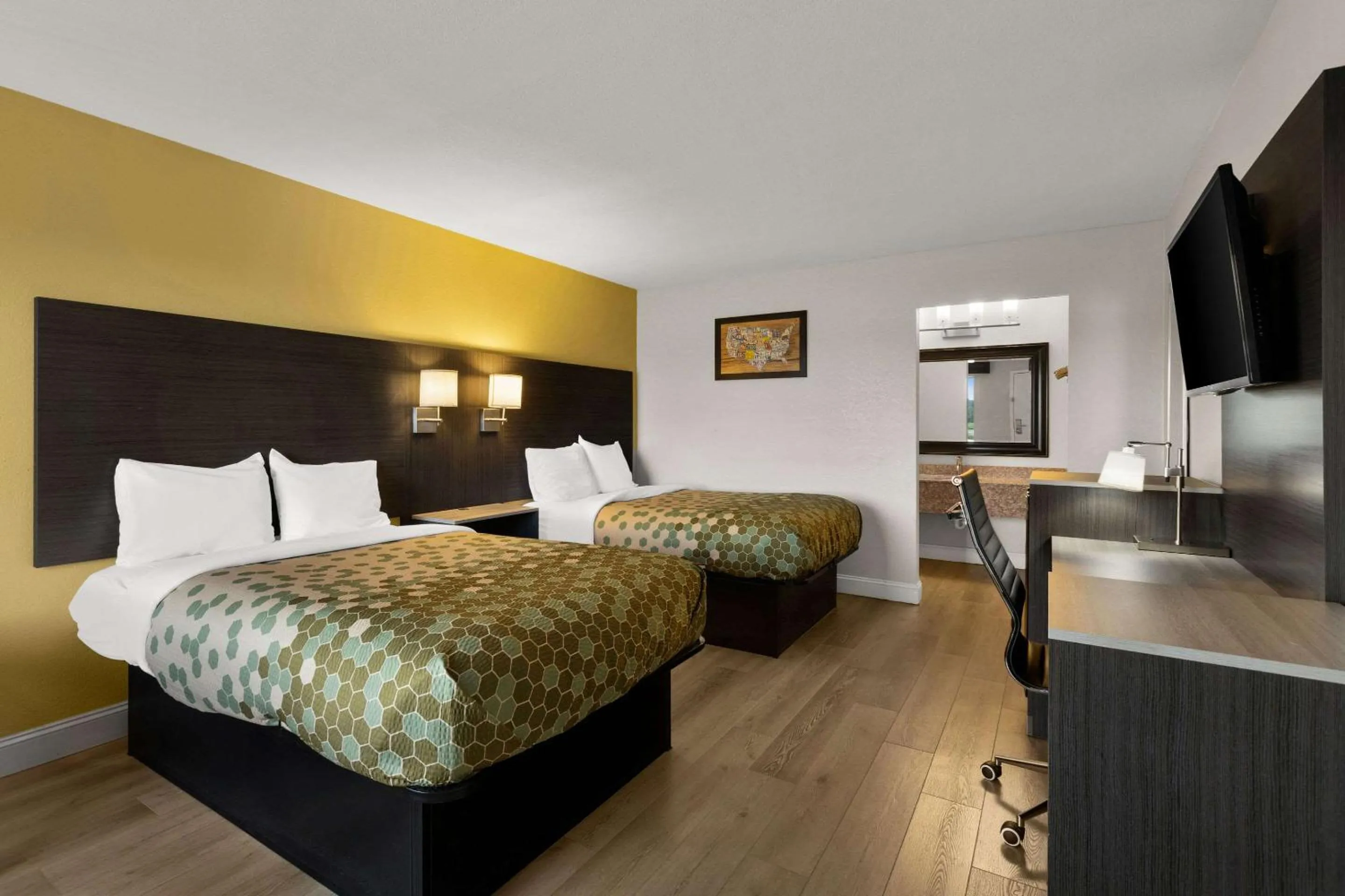 Bedroom, Bed in Econo Lodge White Pine Morristown I-81 & I-40 Split