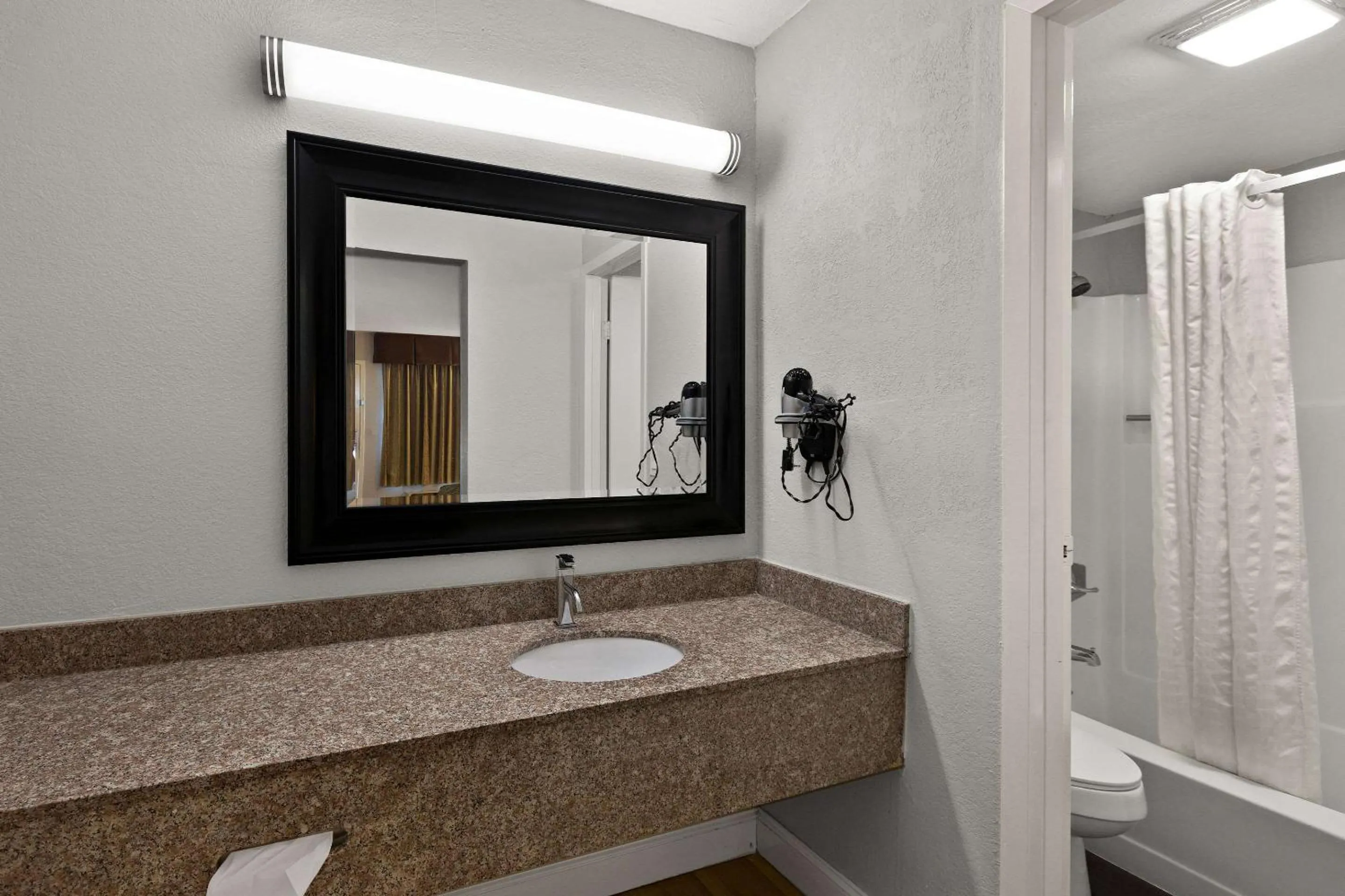 Bedroom in Econo Lodge White Pine Morristown I-81 & I-40 Split