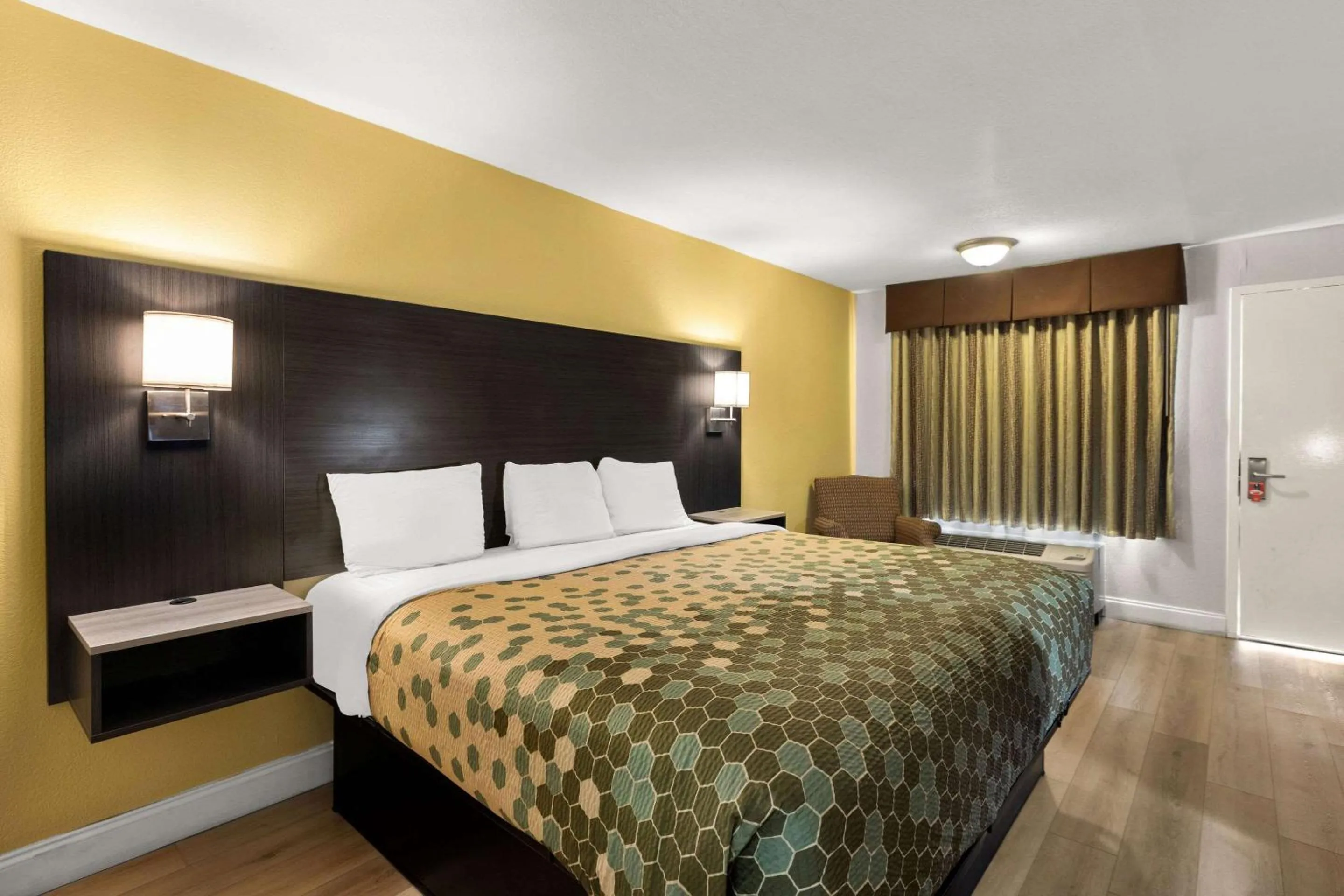 Bedroom, Bed in Econo Lodge White Pine Morristown I-81 & I-40 Split