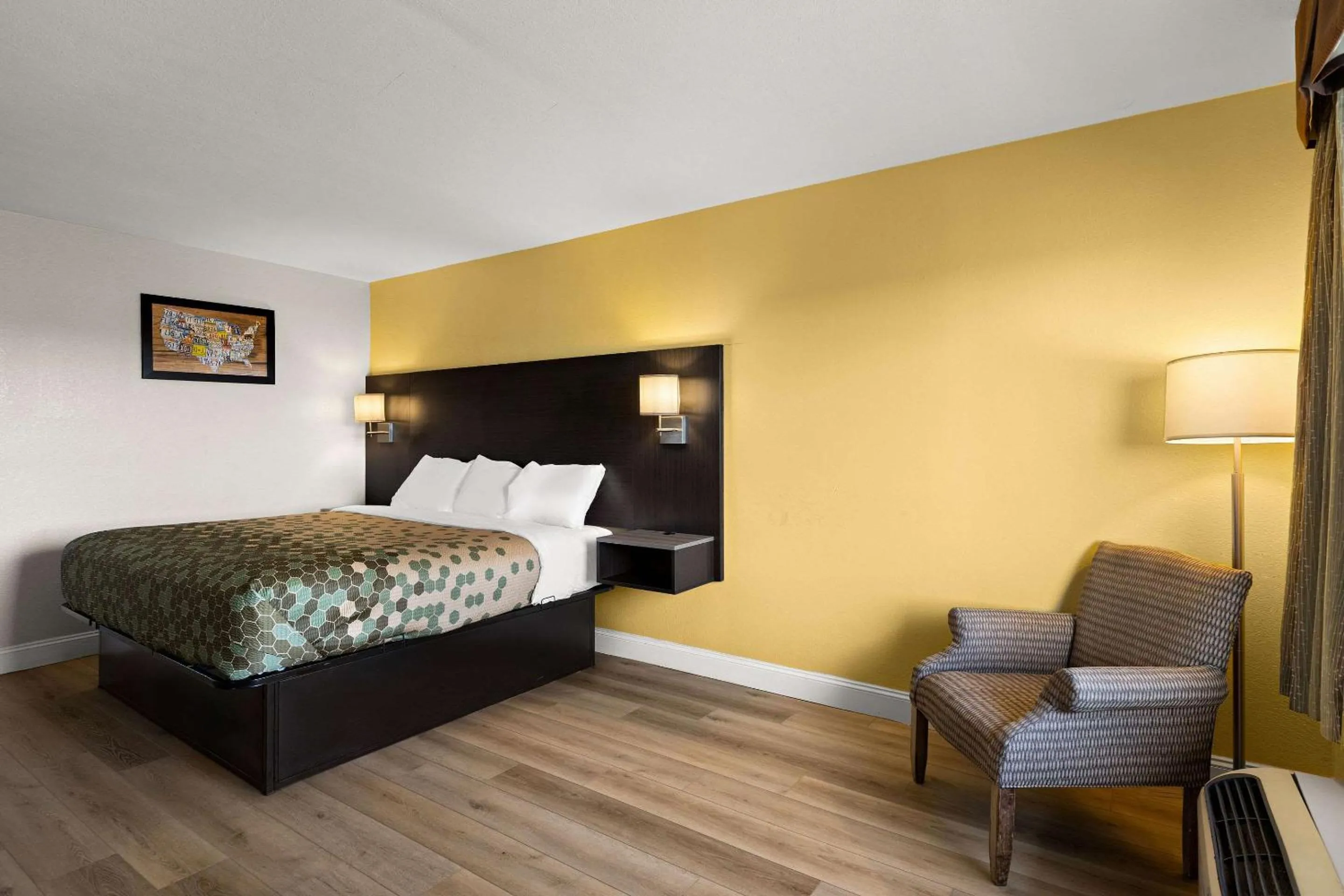 Bedroom, Bed in Econo Lodge White Pine Morristown I-81 & I-40 Split