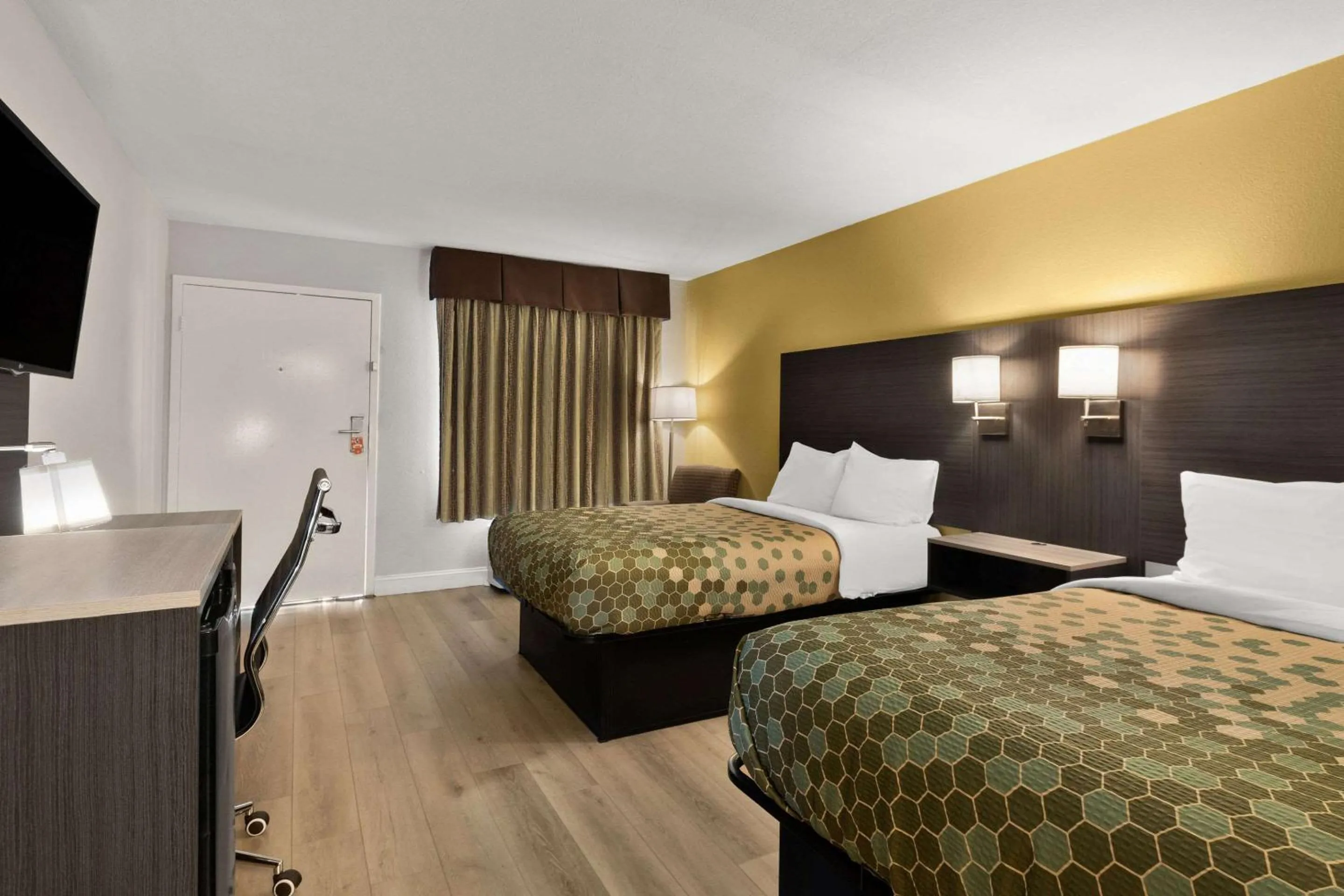 Bedroom, Bed in Econo Lodge White Pine Morristown I-81 & I-40 Split