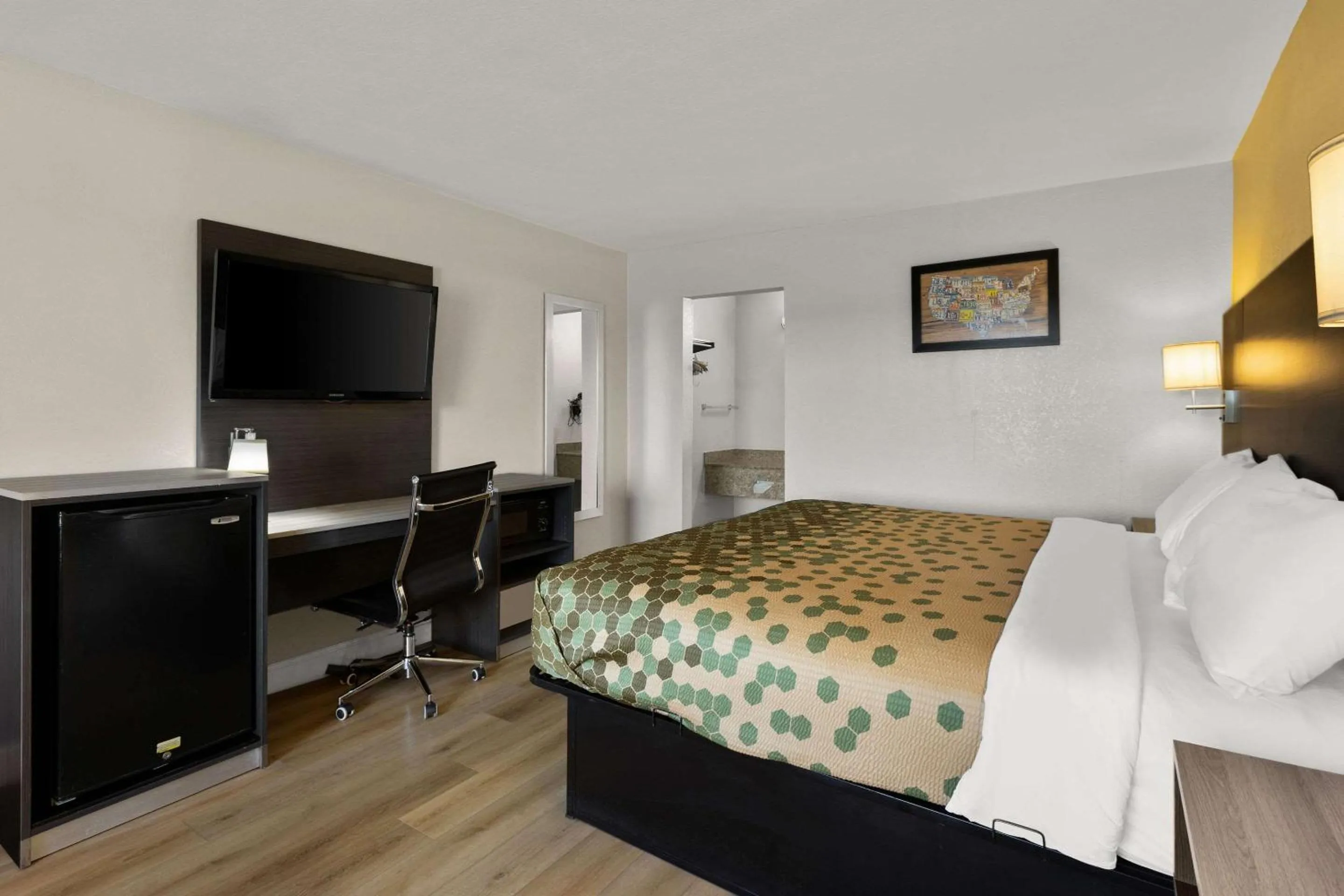 Bedroom, Bed in Econo Lodge White Pine Morristown I-81 & I-40 Split