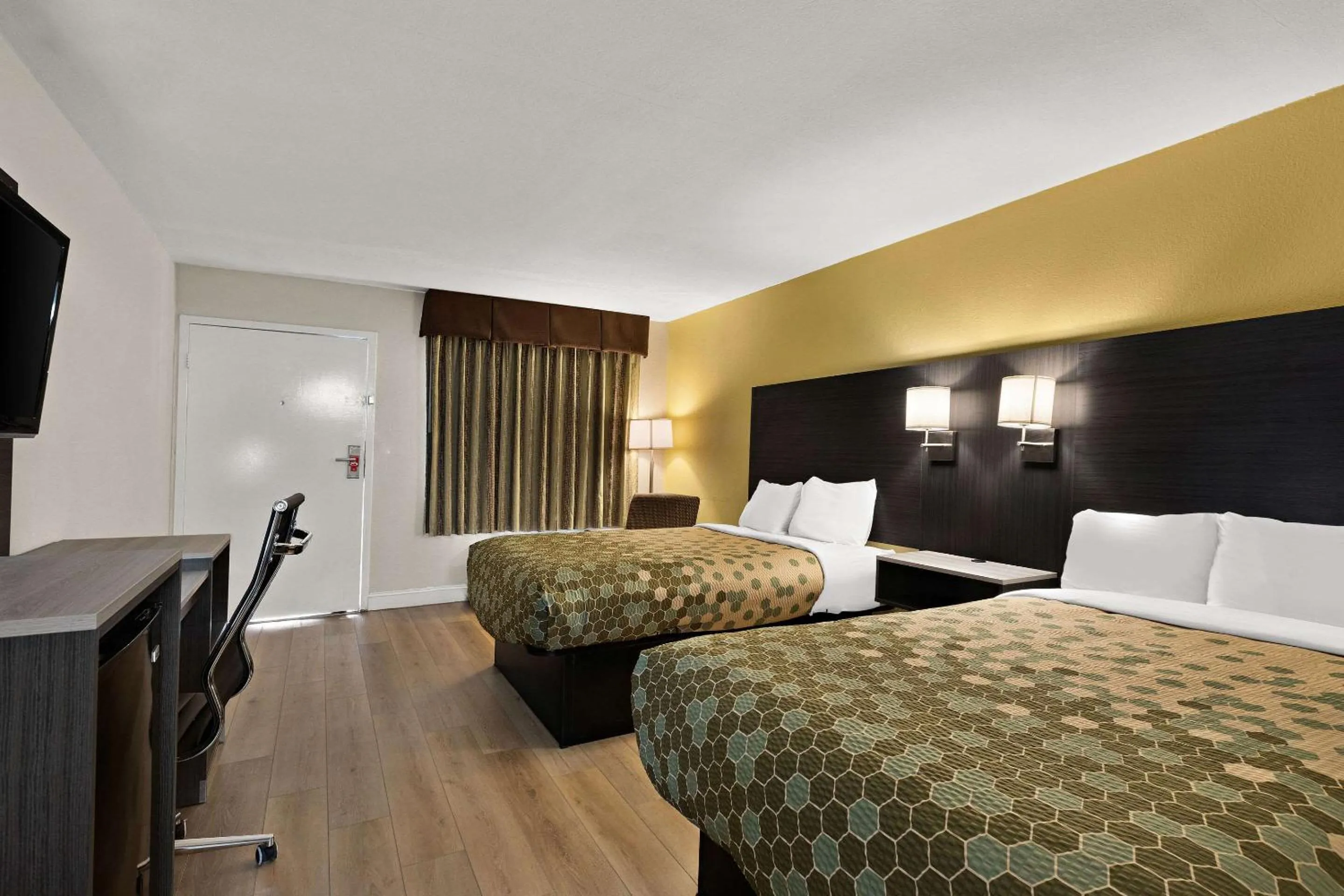 Bedroom, Bed in Econo Lodge White Pine Morristown I-81 & I-40 Split