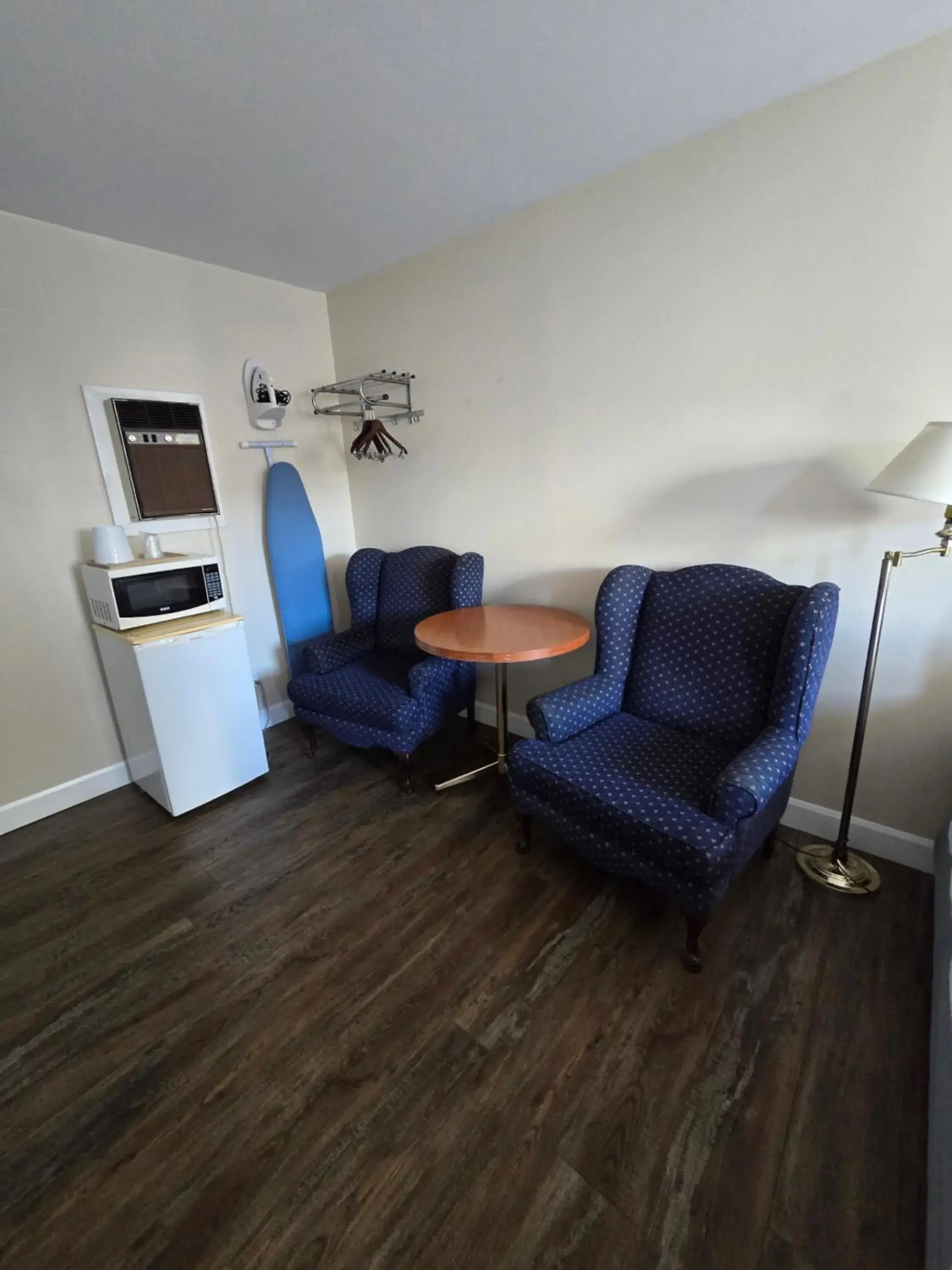 Queen Room - Exterior Access/Non-Smoking in Travelodge by Wyndham Port Elgin Queen Room - Exterior Access/Non-Smoking in Travelodge by Wyndham Port Elgin