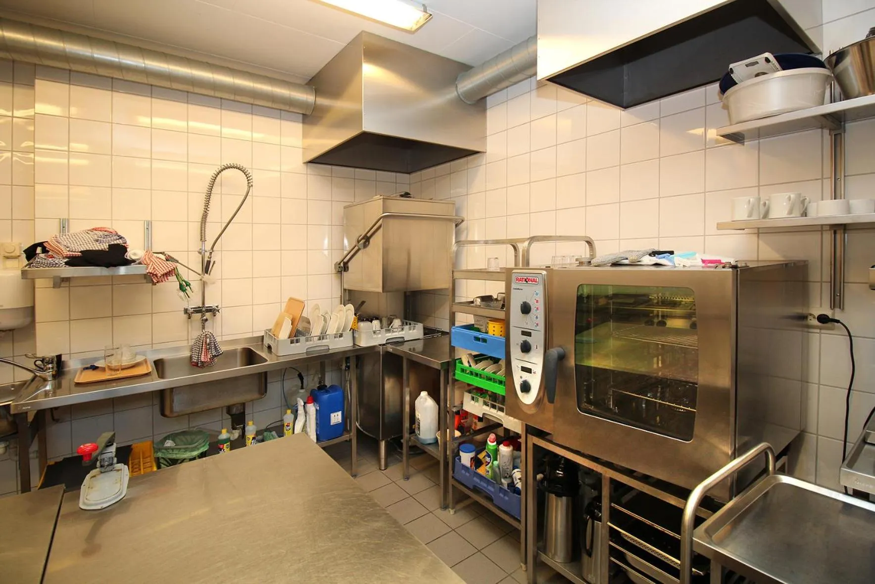 Kitchen or kitchenette in Sentrum Hotel