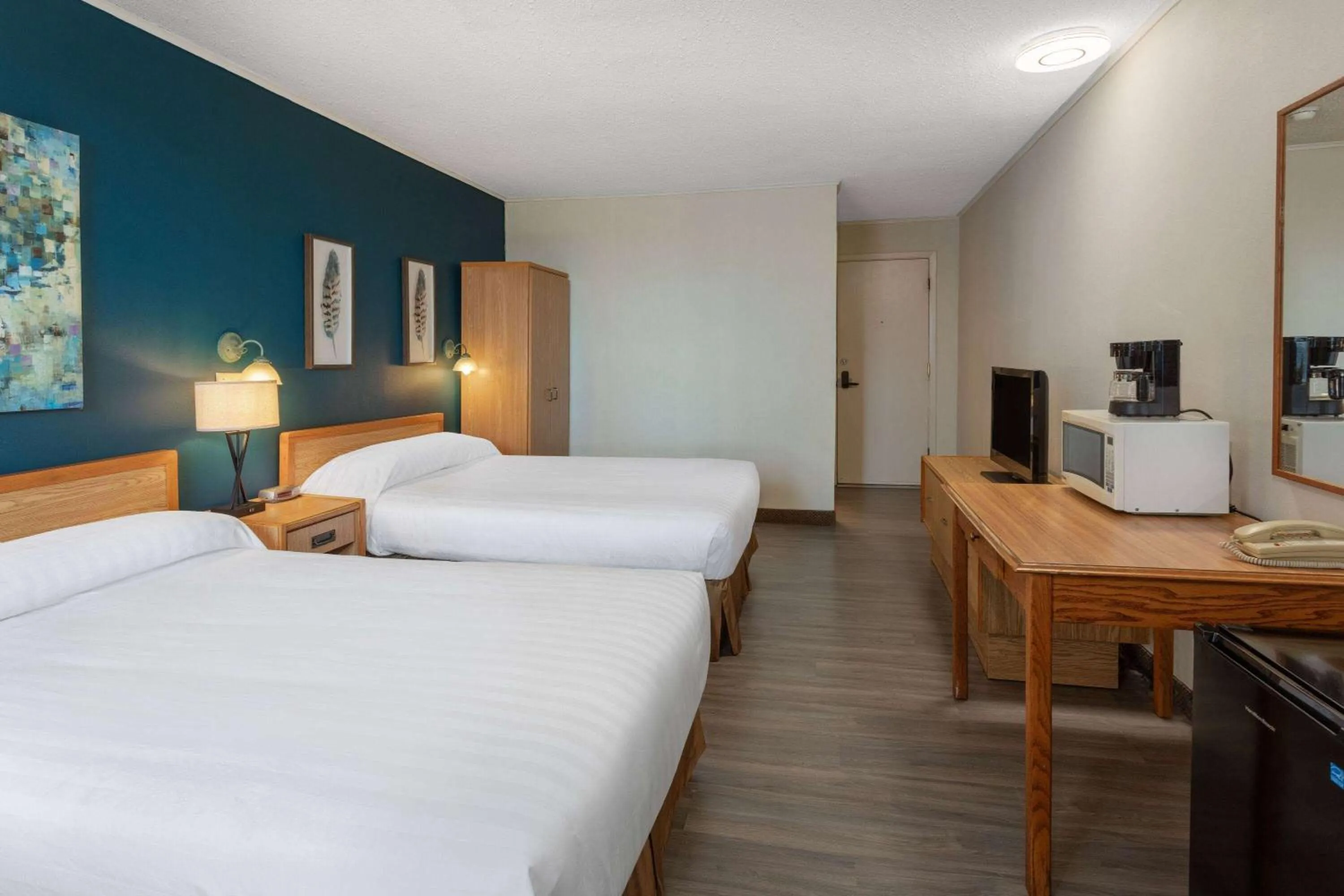 Photo of the whole room, Bed in Travelodge by Wyndham Amherst