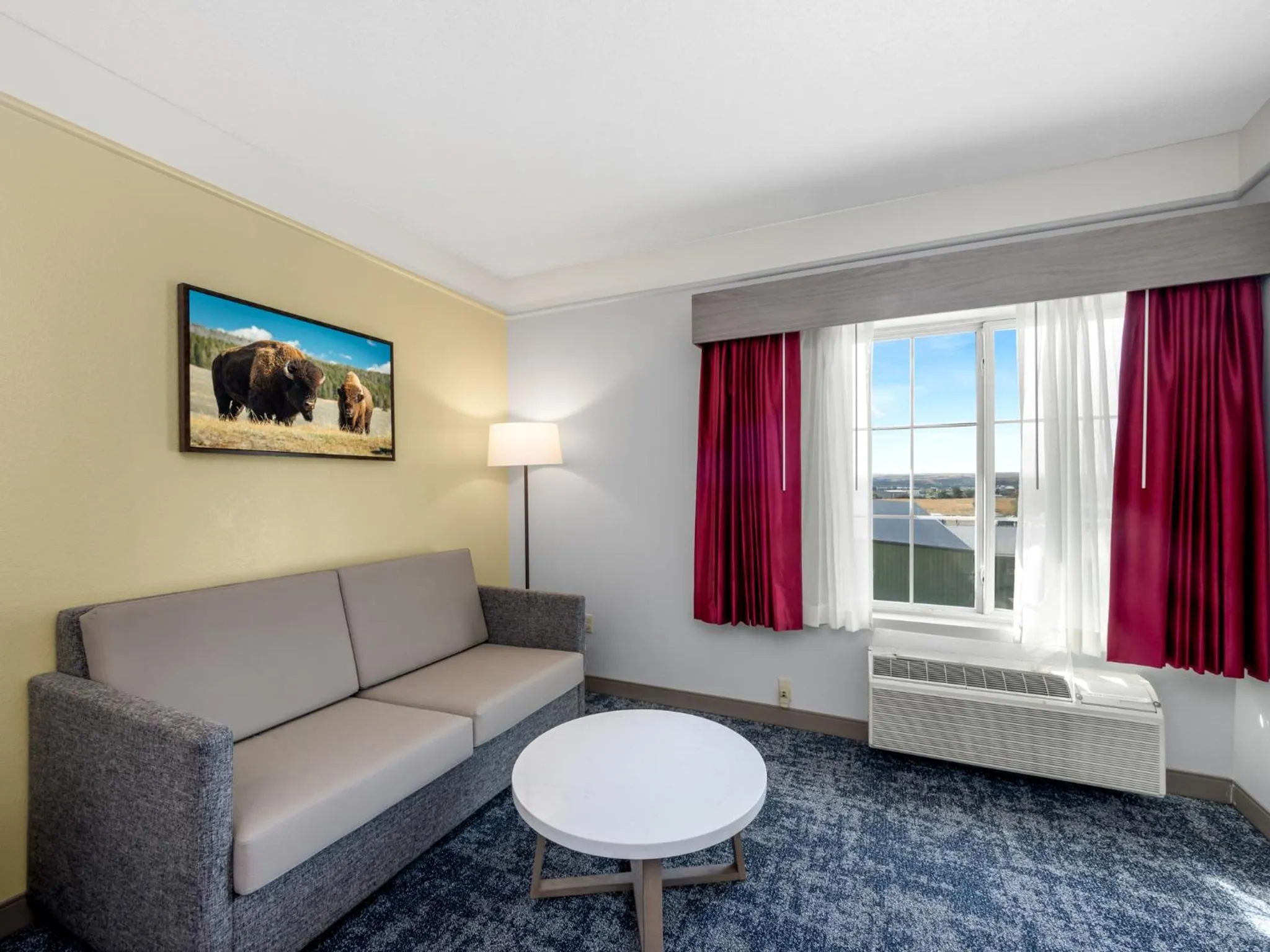 Living room in SureStay Plus Hotel by Best Western Billings