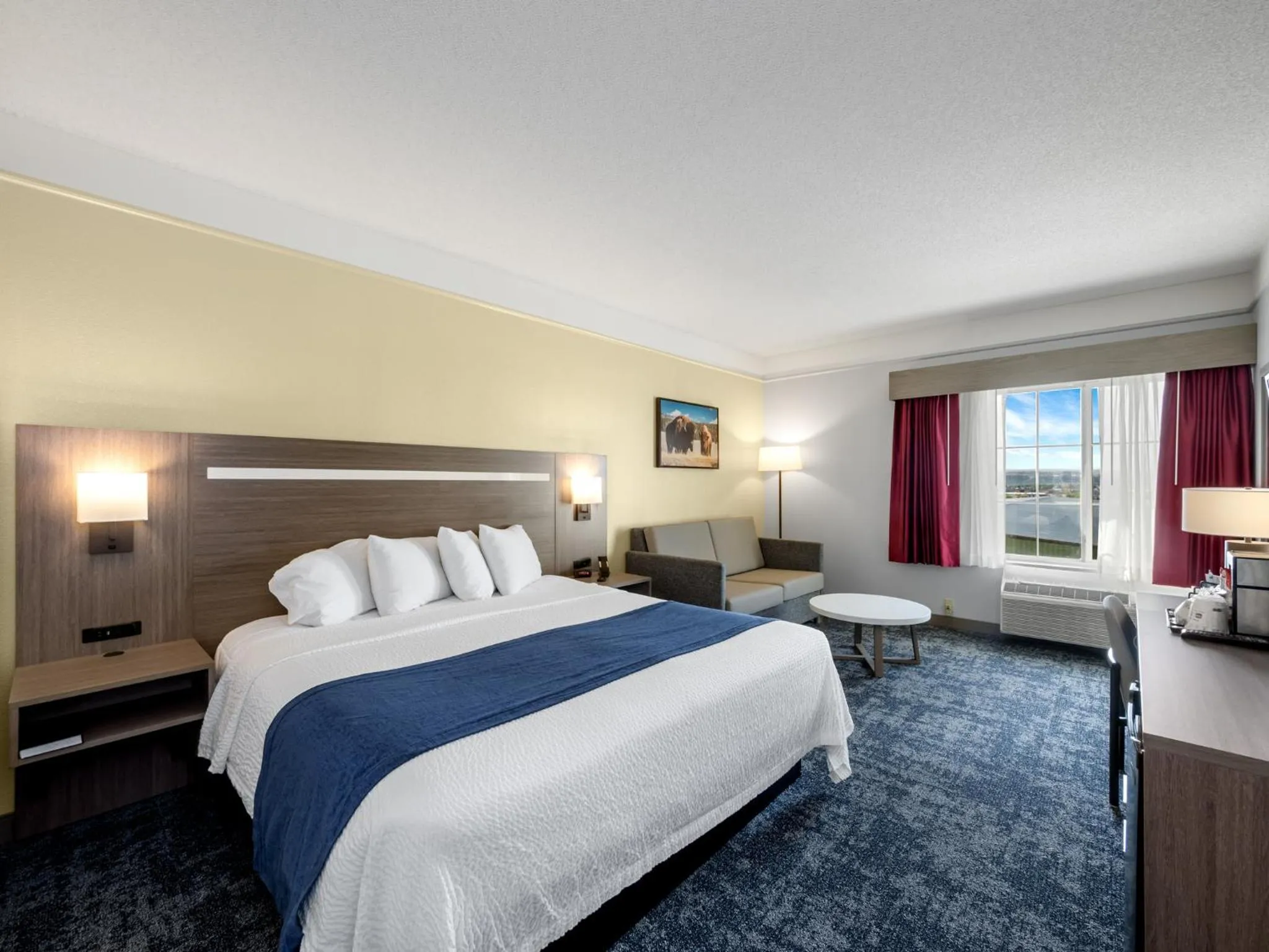 Seating area, Bed in SureStay Plus Hotel by Best Western Billings