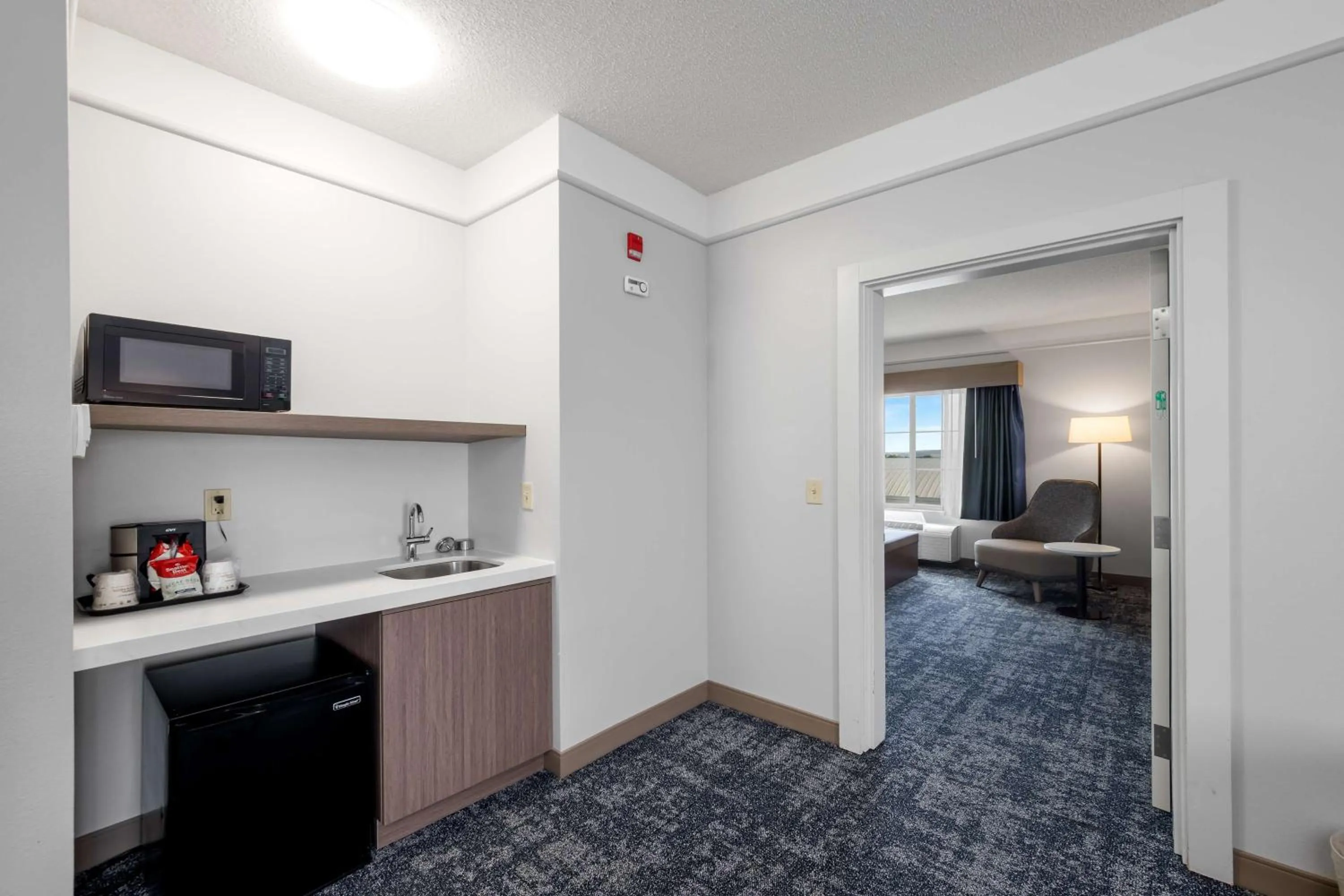 Living room, Bed in SureStay Plus Hotel by Best Western Billings