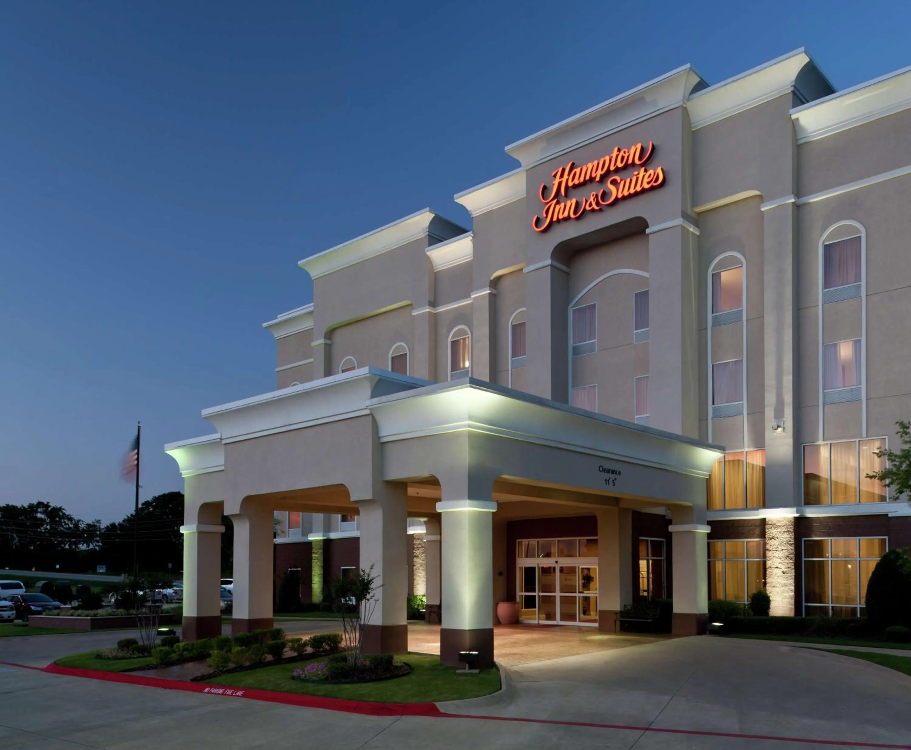 Property building in Hampton Inn & Suites Texarkana