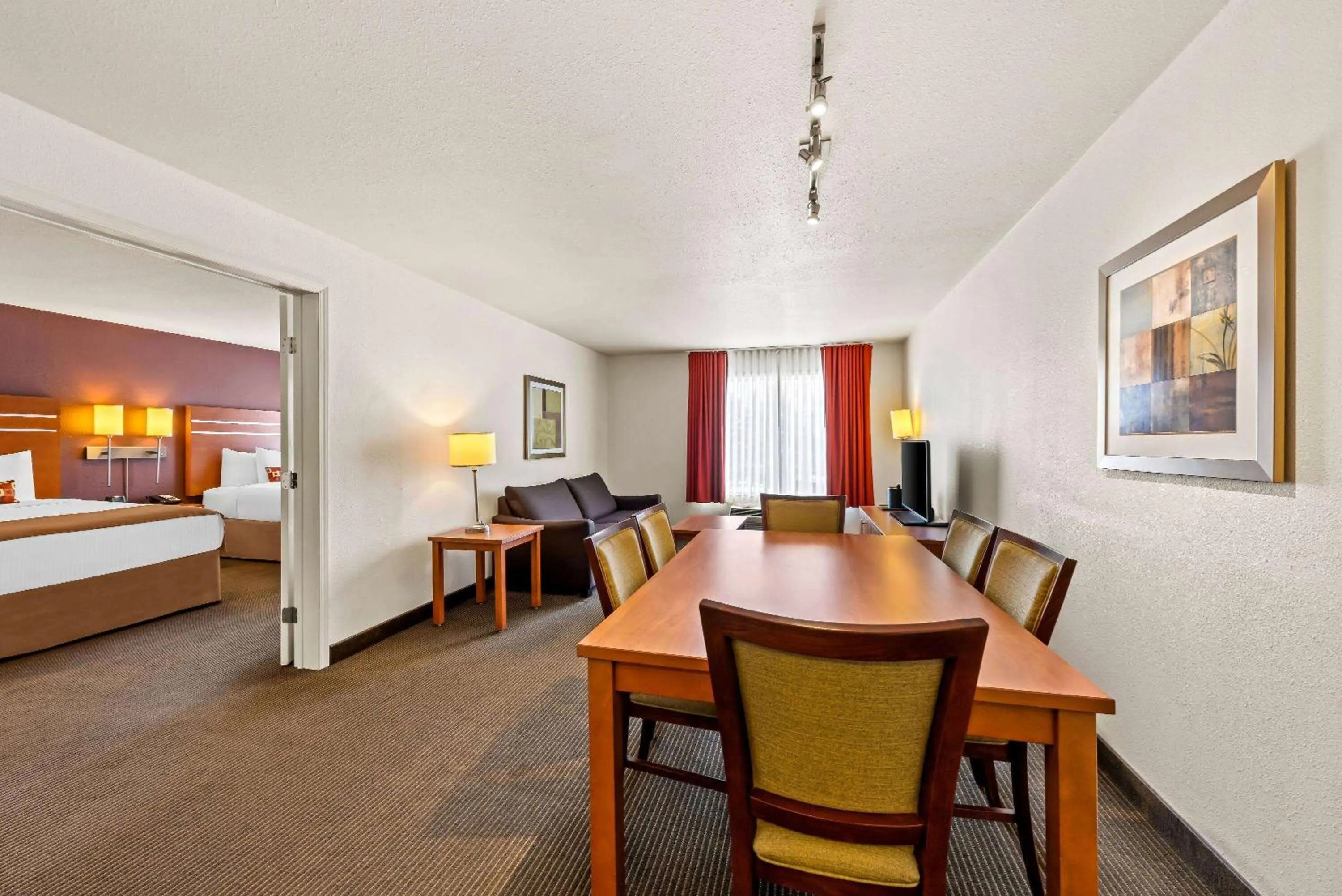 Hot Tub, Bed in Wingate by Wyndham Calgary South