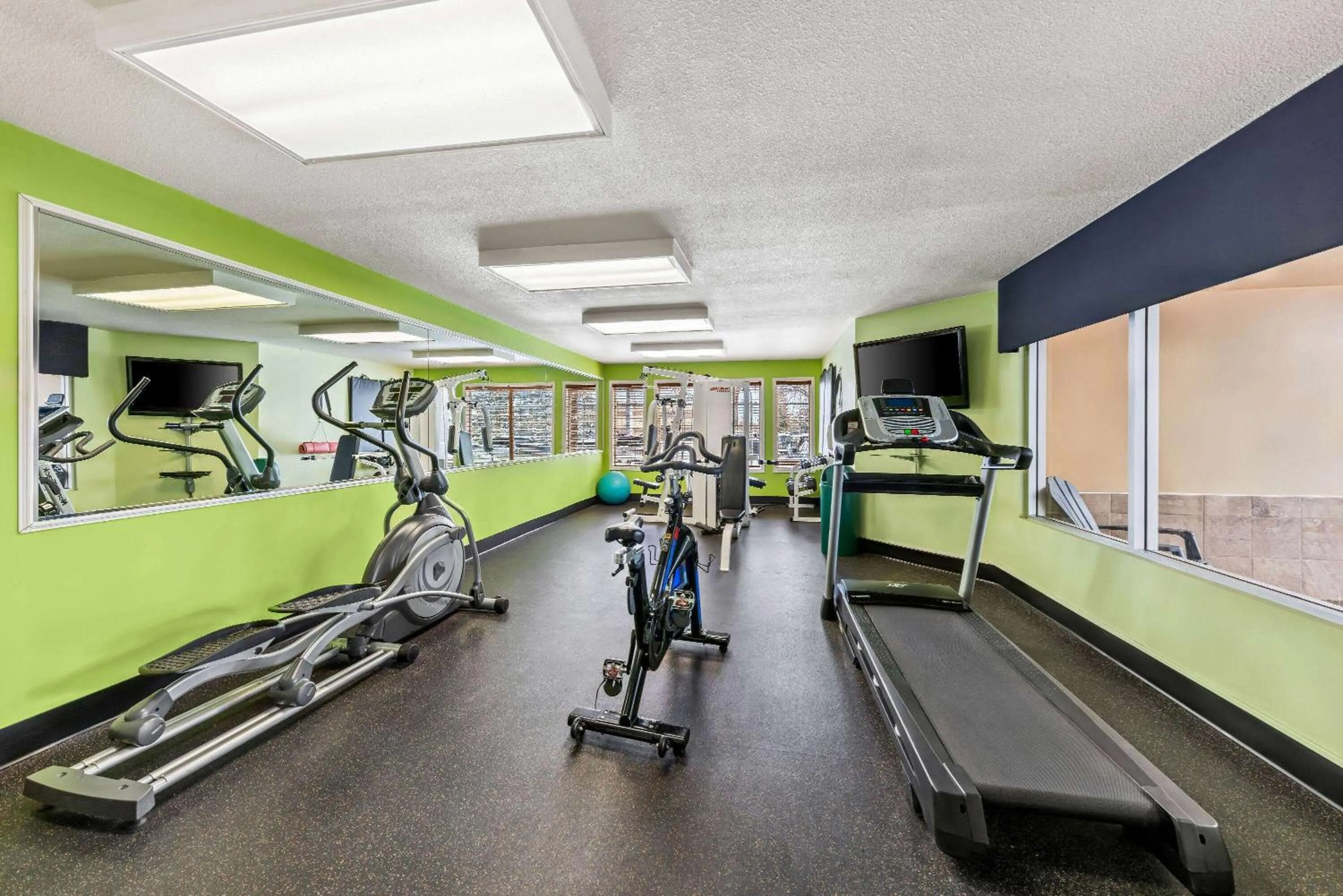 Fitness centre/facilities in Wingate by Wyndham Calgary South