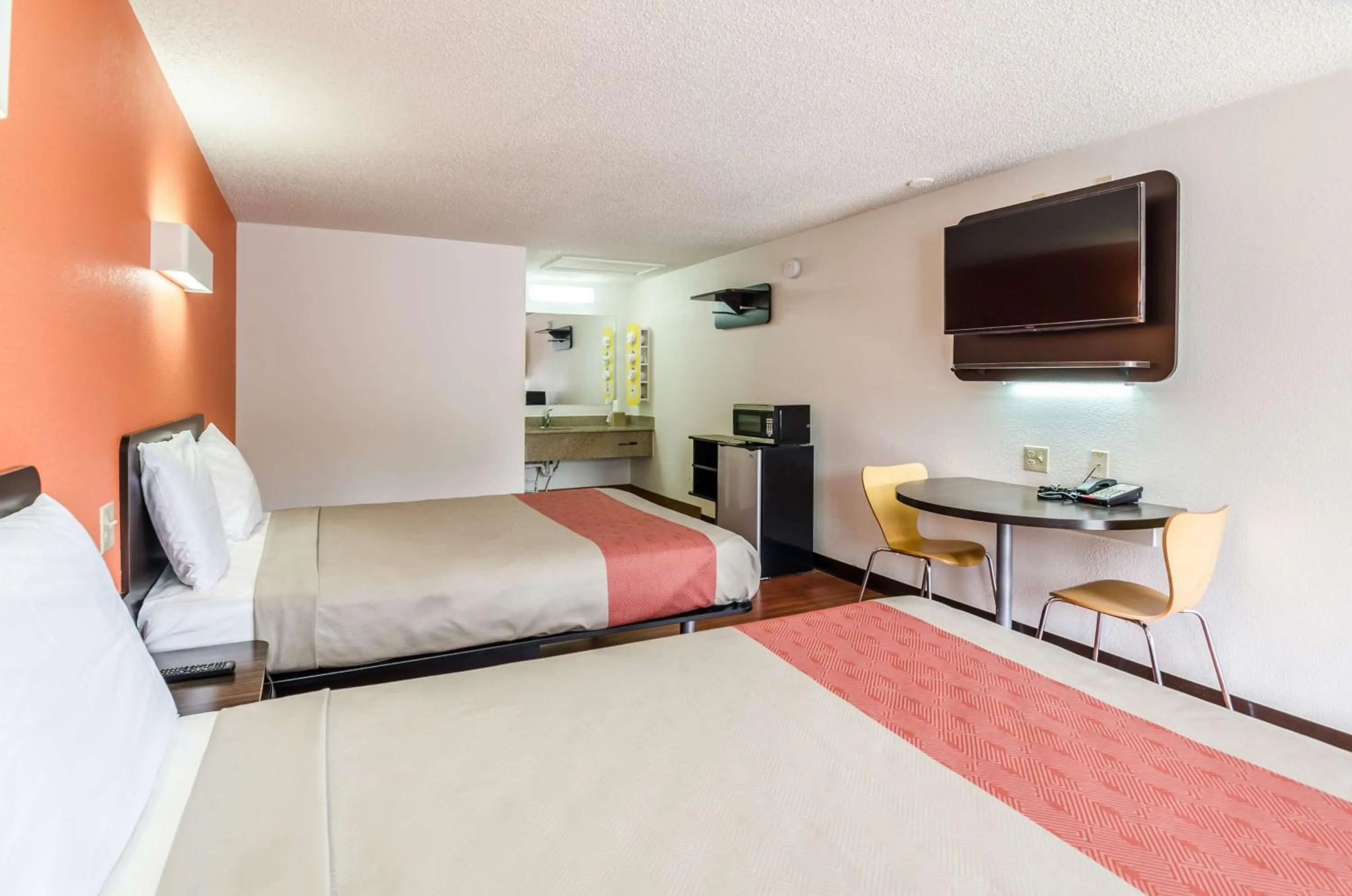 TV and multimedia, Bed in Motel 6-Troutville, VA