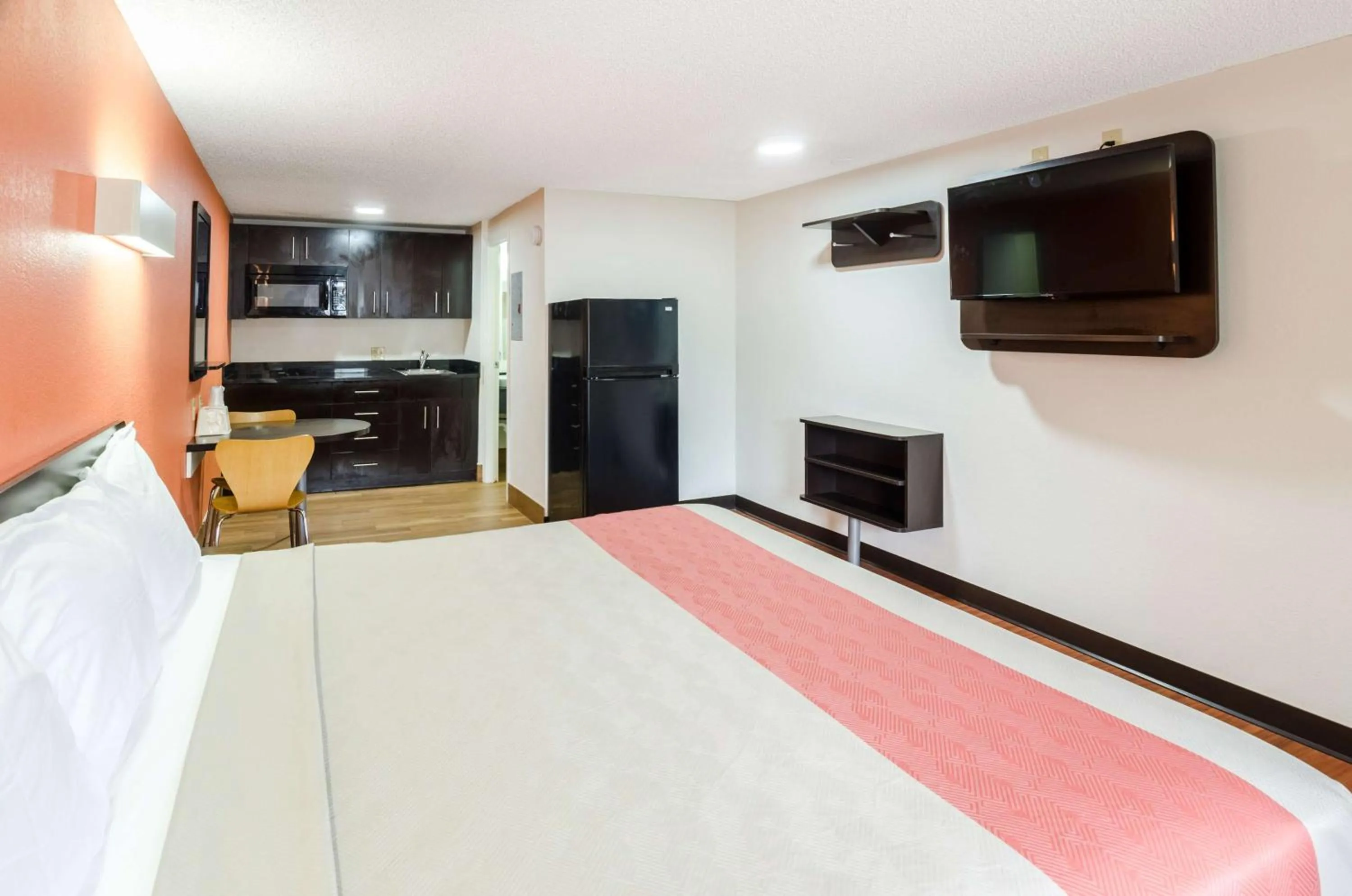 TV and multimedia, Bed in Motel 6-Troutville, VA